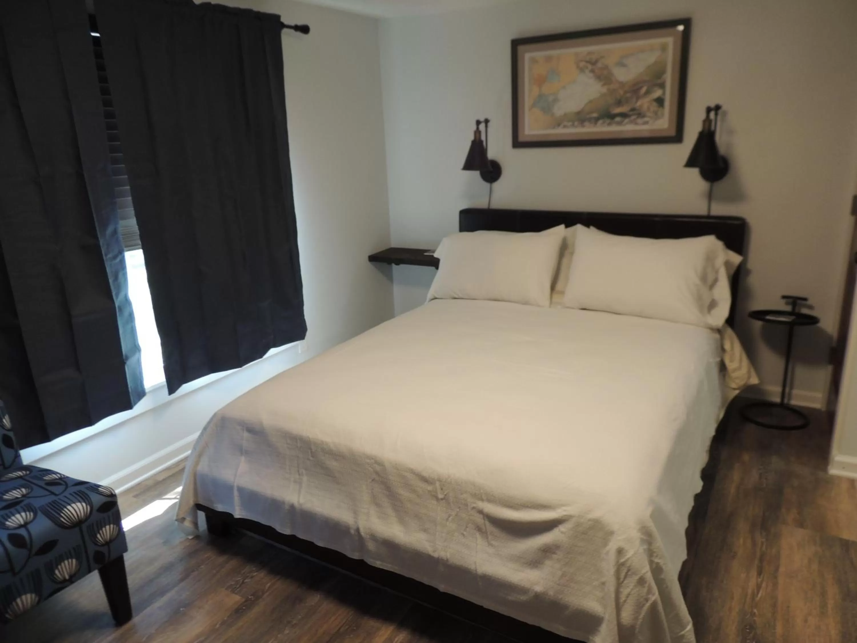 Bed in White Caps Motel and RV Park