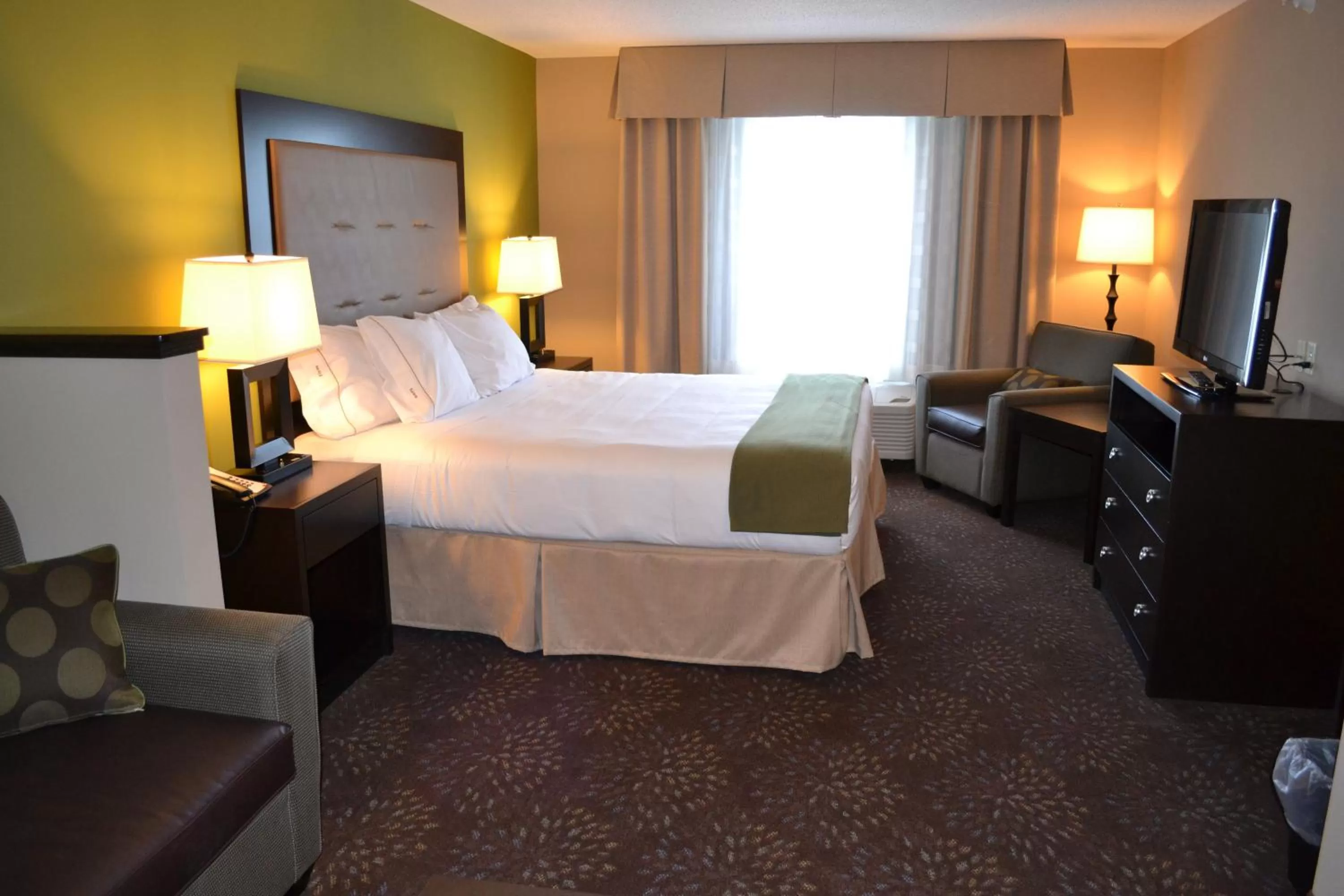 Photo of the whole room, Bed in Holiday Inn Express & Suites Northwood by IHG