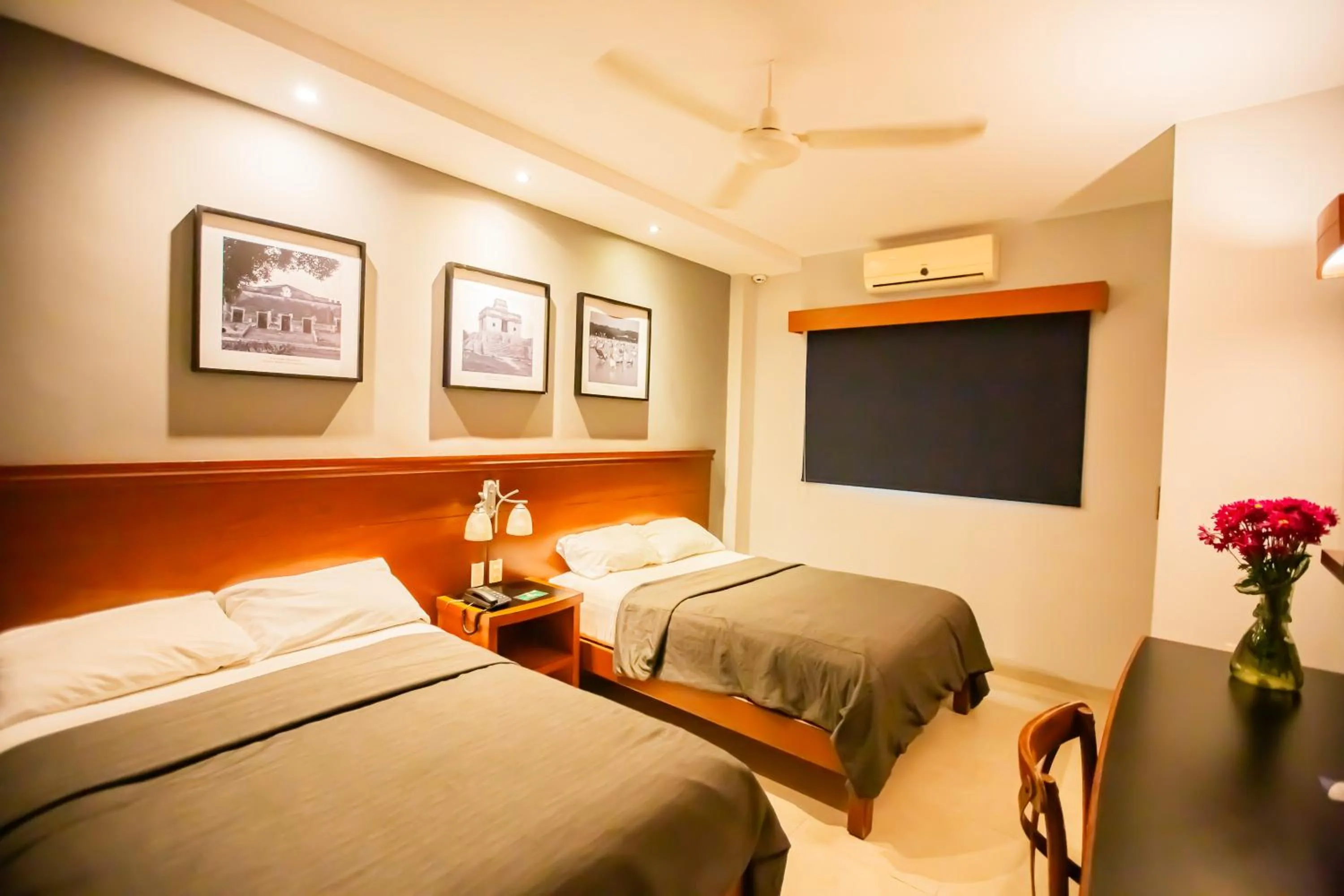 Photo of the whole room, Bed in Hotel Nacional Merida