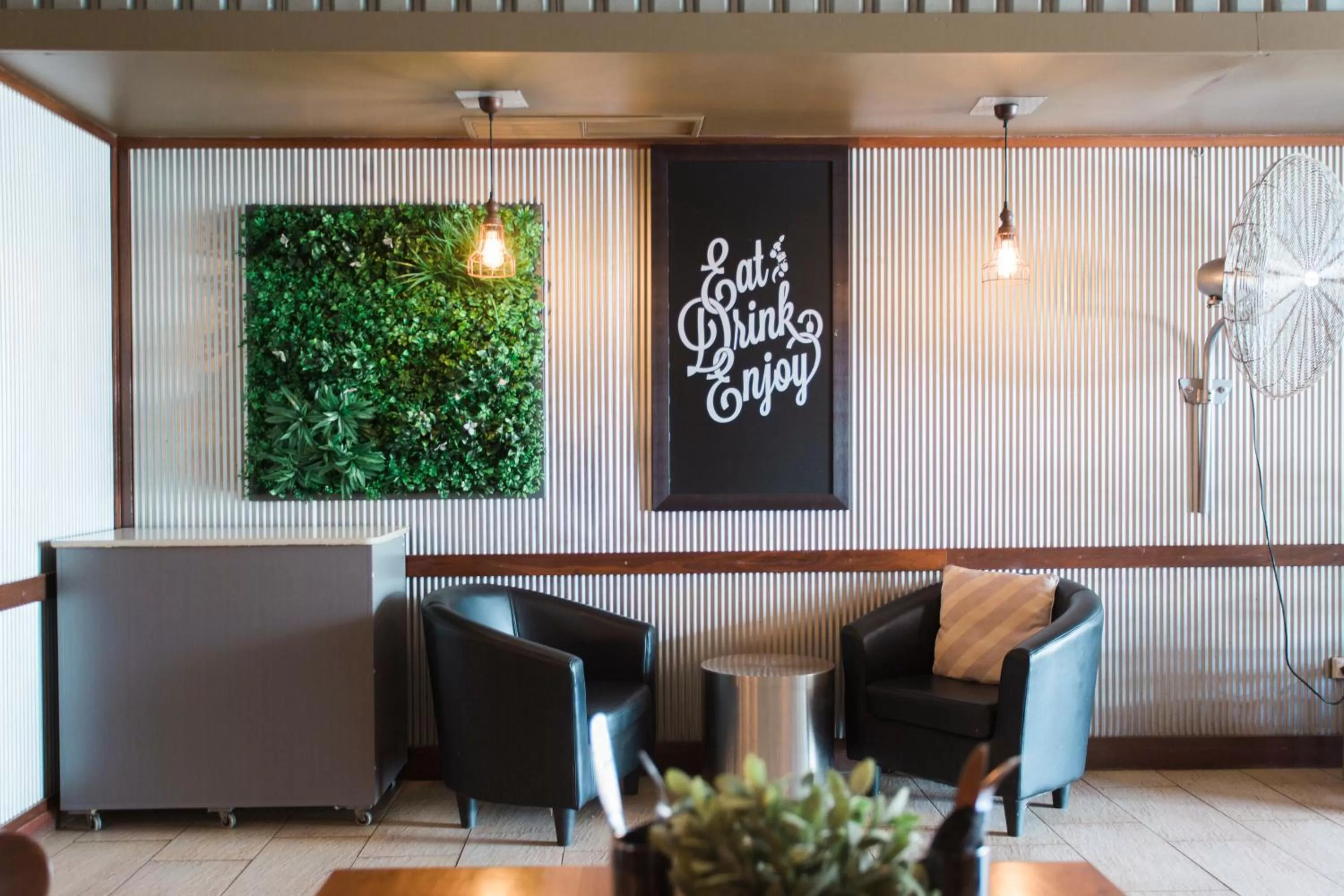 Restaurant/places to eat in Potshot Hotel Resort