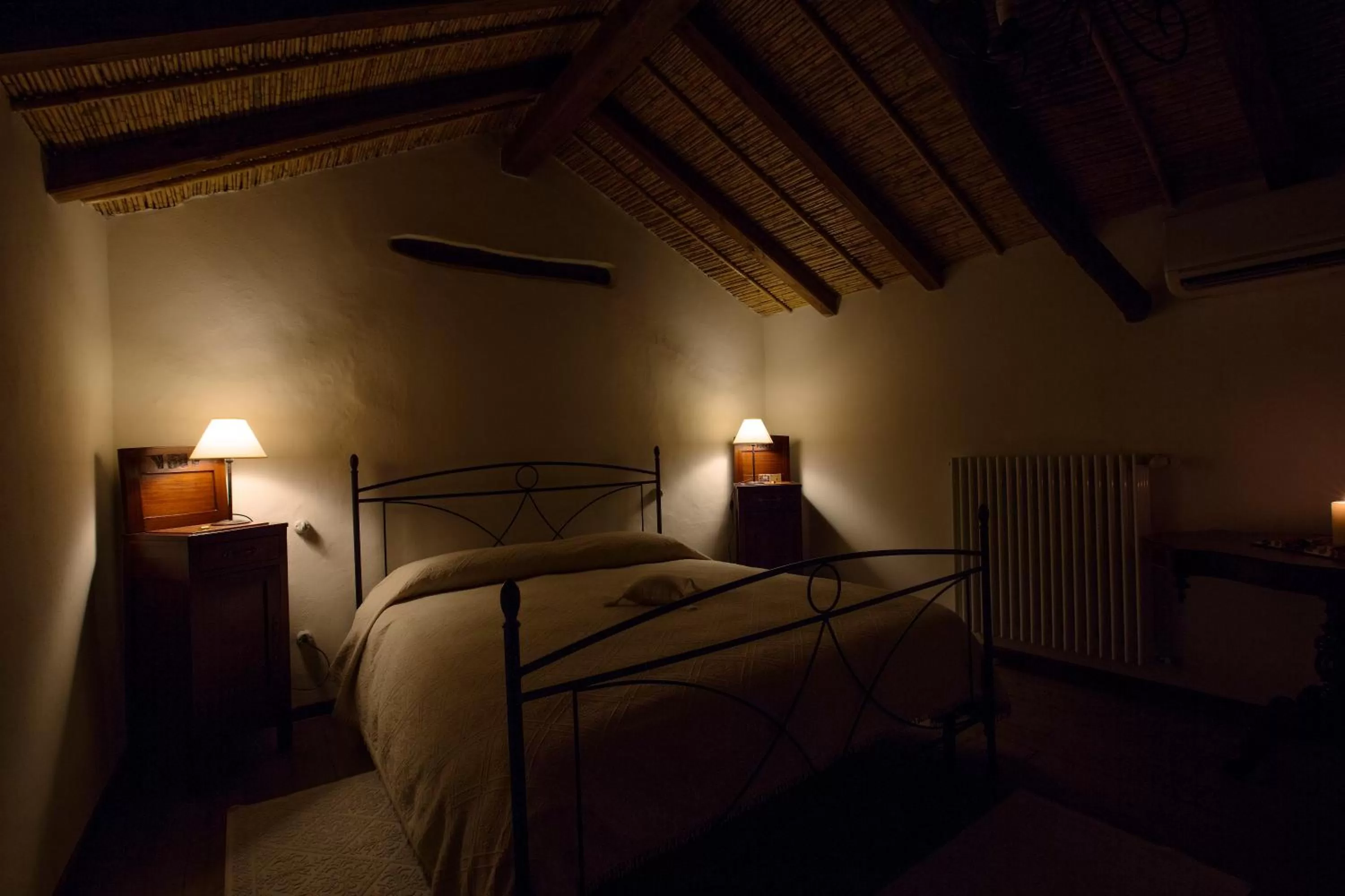 Night, Bed in B&B Charme Sa Pardina