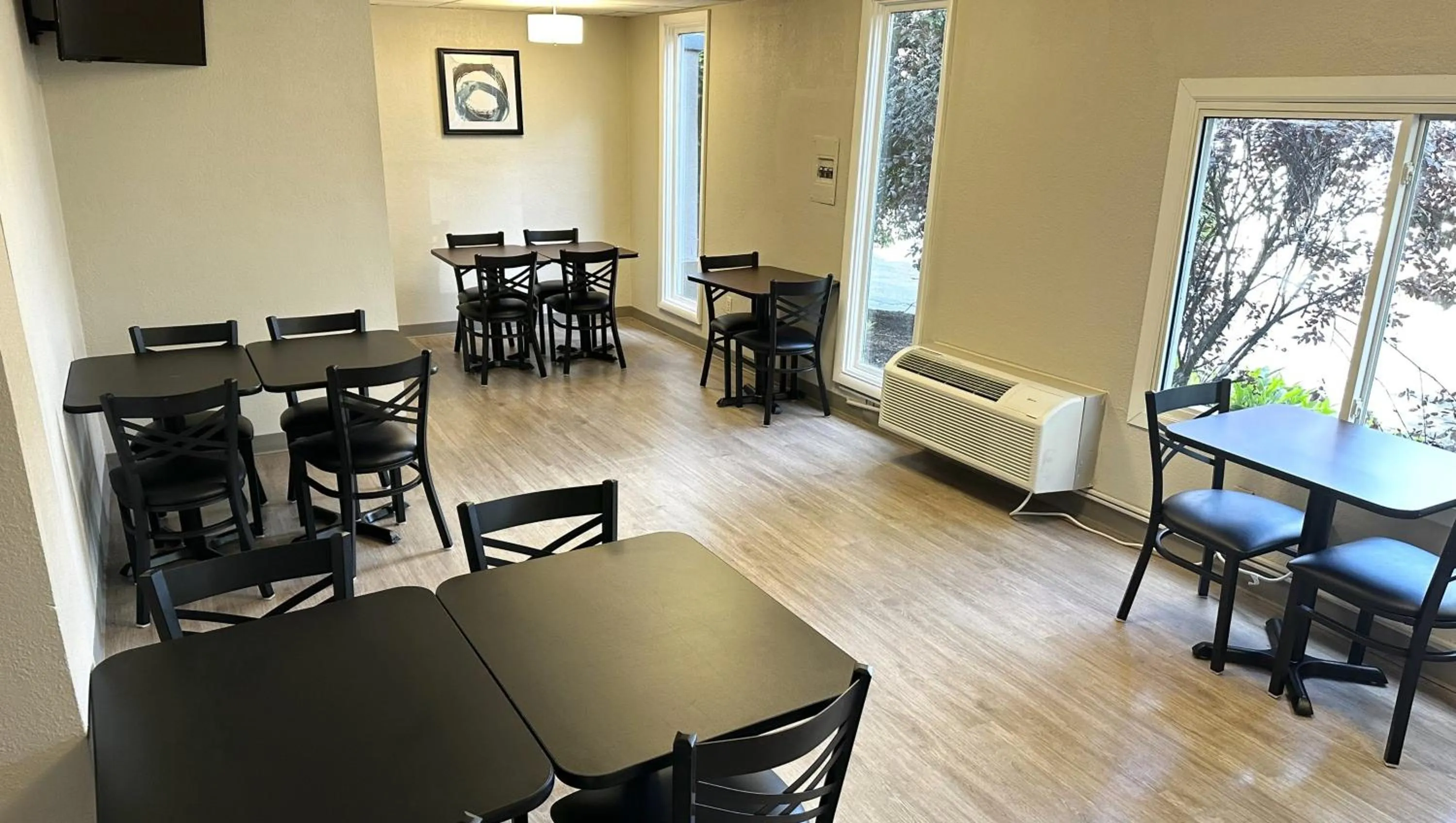 Breakfast in Magnuson Hotel Detroit Airport