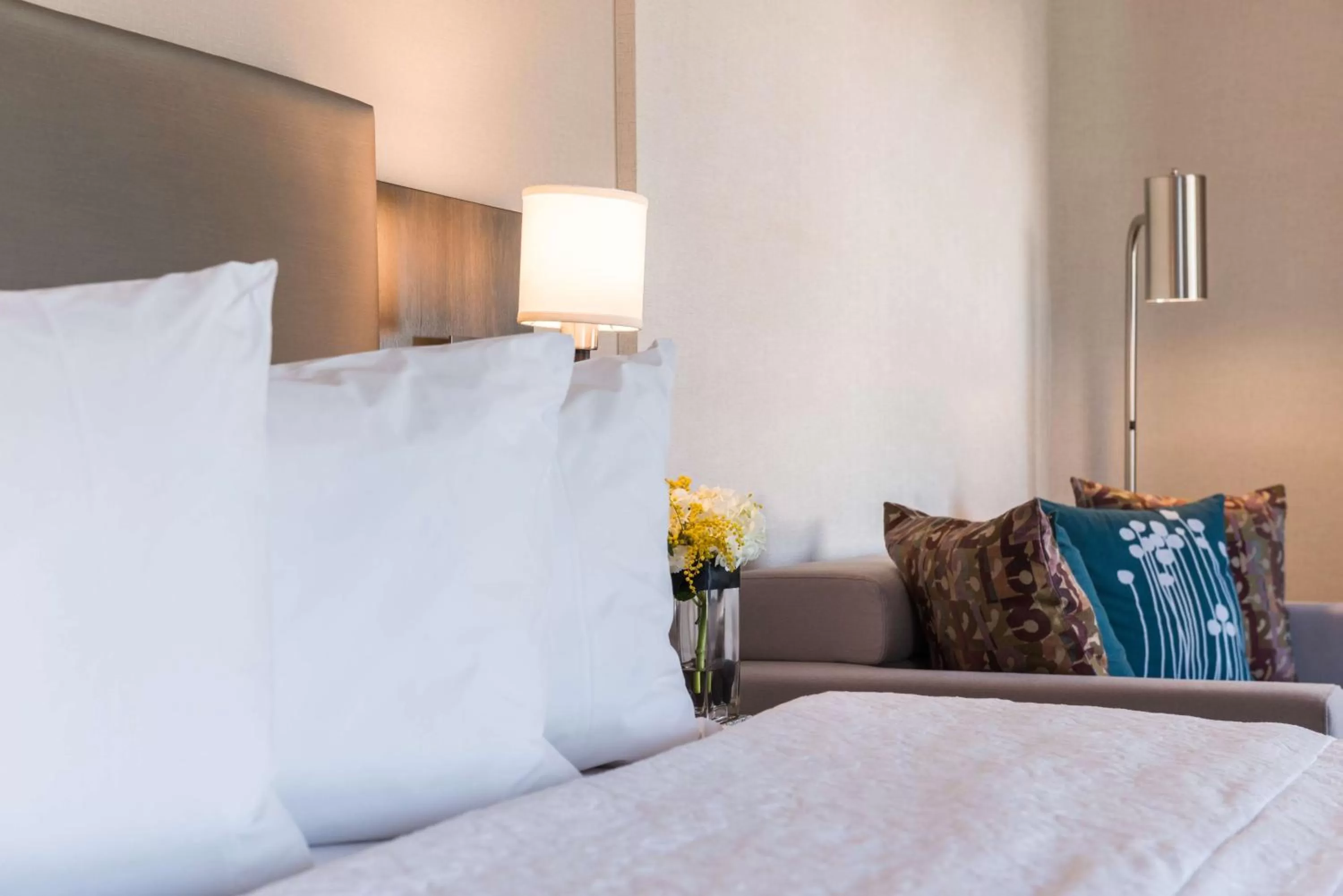 Living room, Bed in Hampton Inn San Francisco Downtown/Convention Center