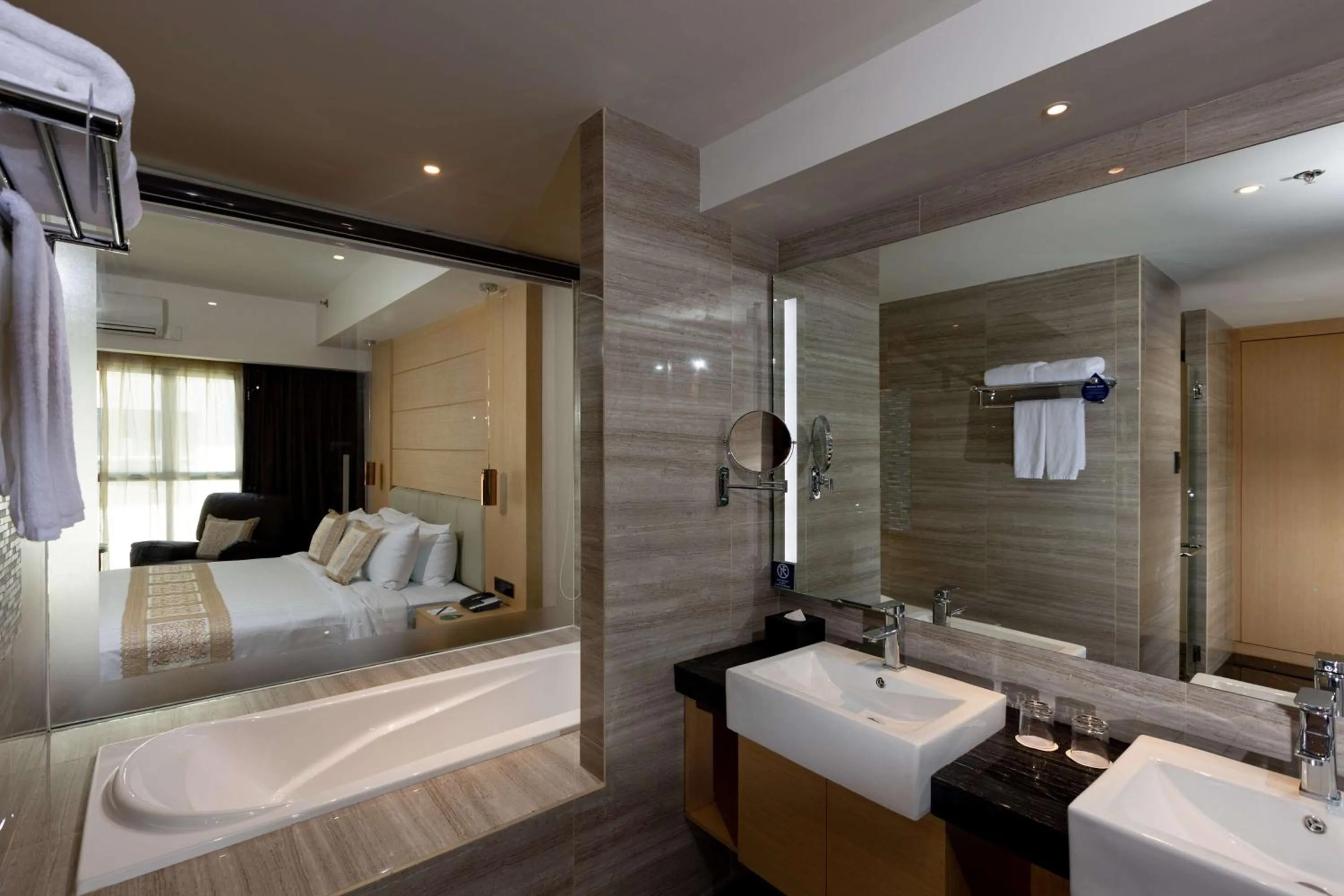 Bed in Best Western Plus Metro Clark