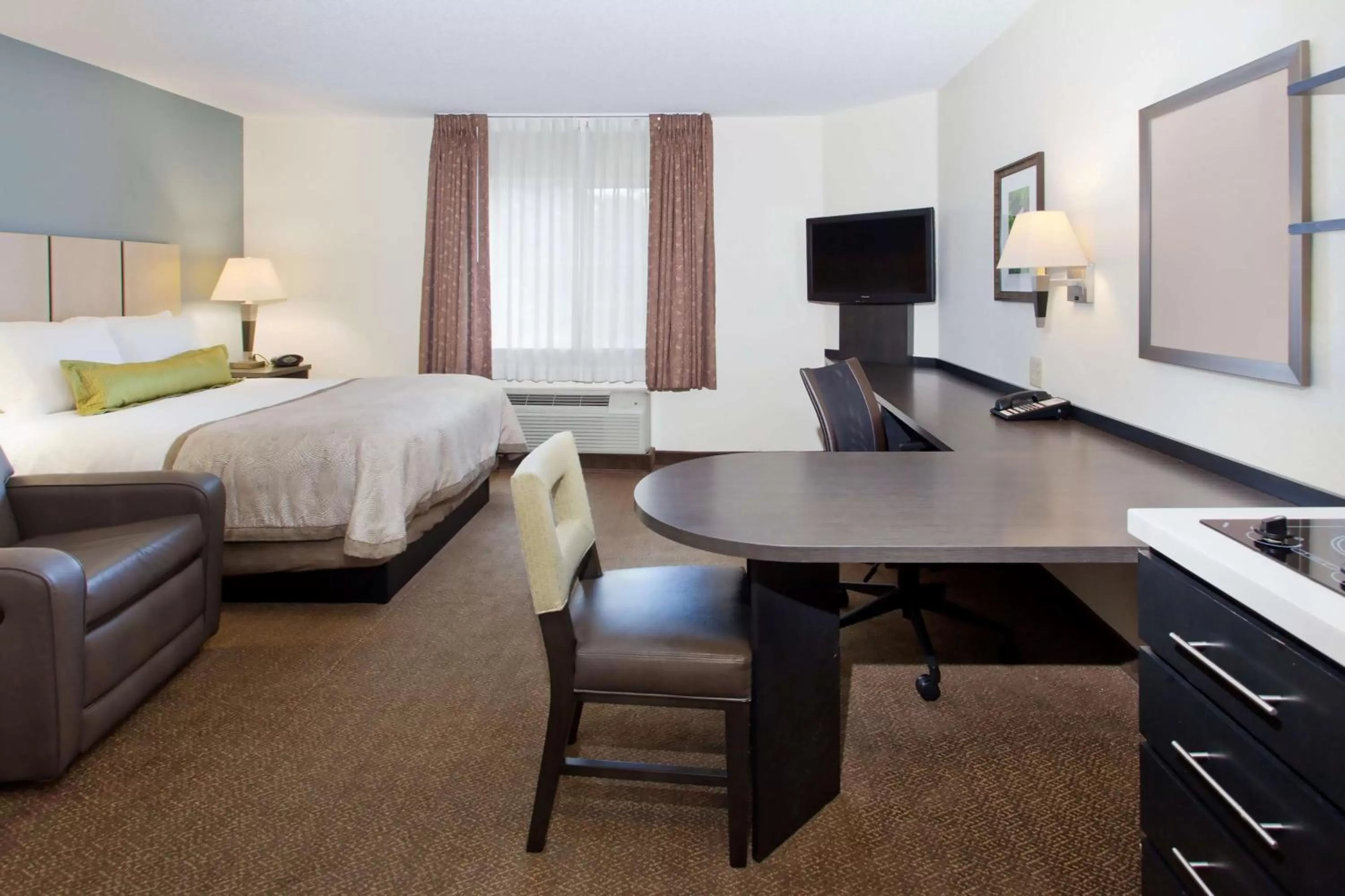 Studio Queen Suite with Roll-In Shower - Mobility Accessible in Sonesta Simply Suites Detroit Southfield