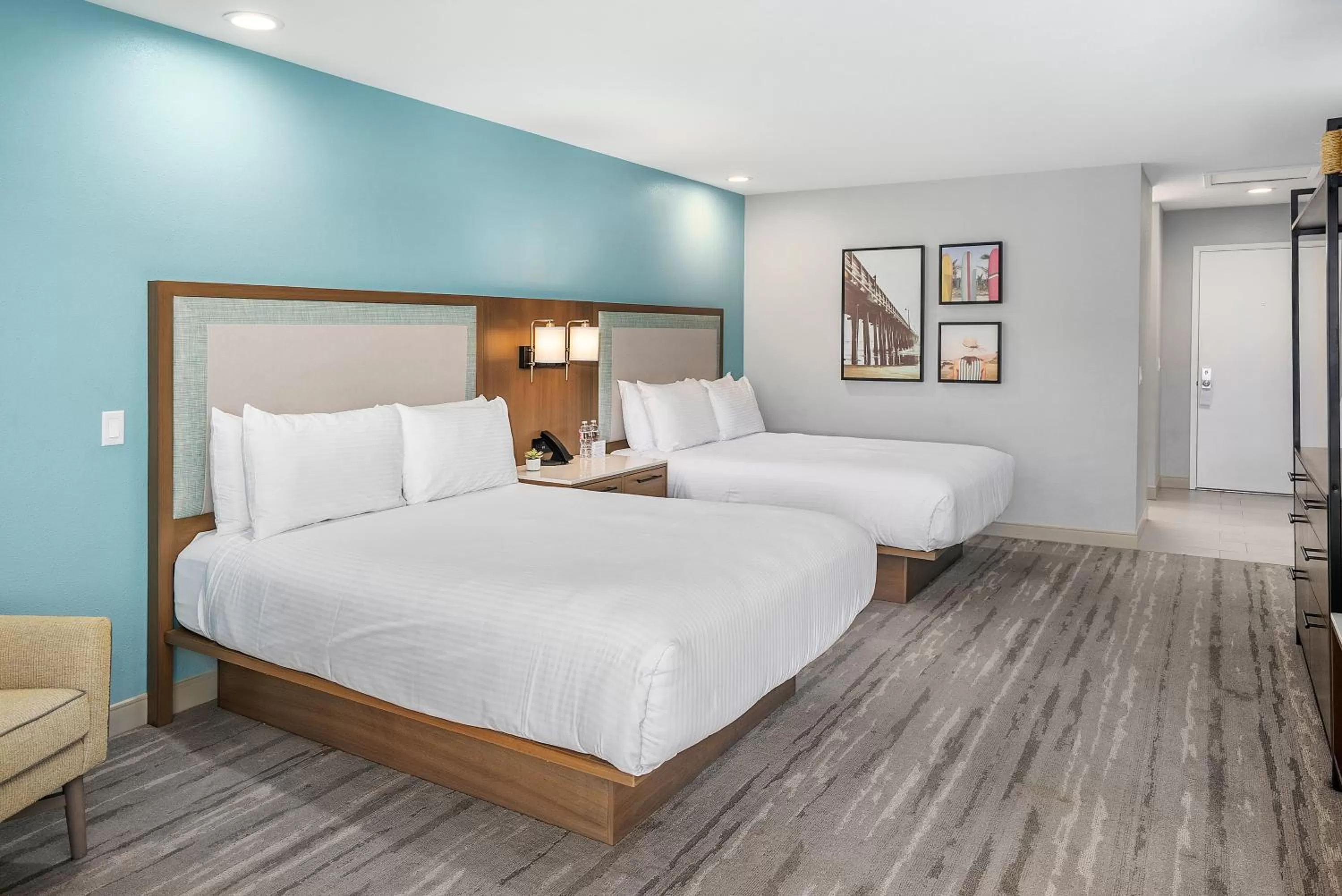 Bedroom, Bed in Shoreline Inn...on the beach