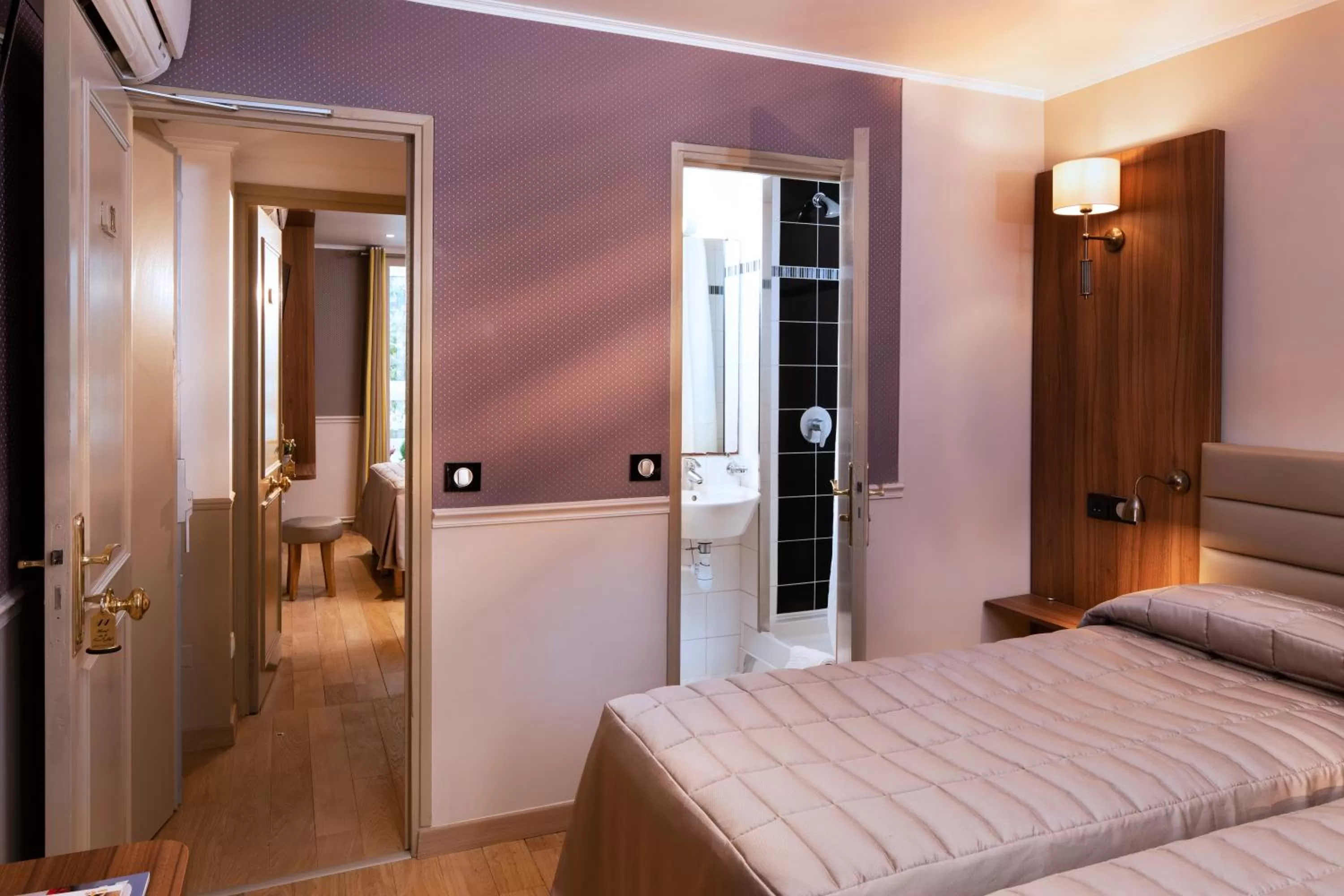 Bed in Hôtel de la Tour Eiffel