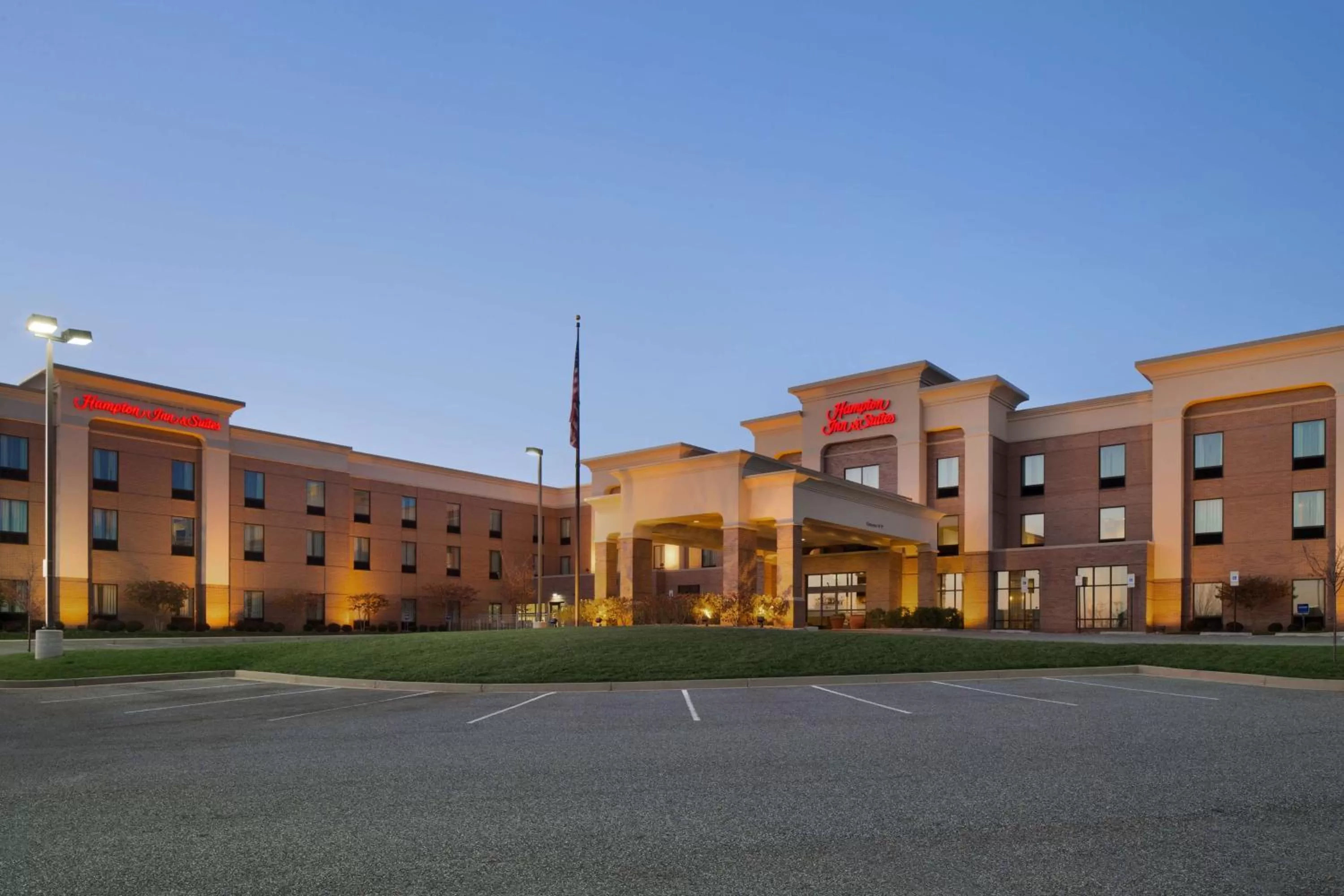 Property building in Hampton Inn & Suites Aberdeen/APG South