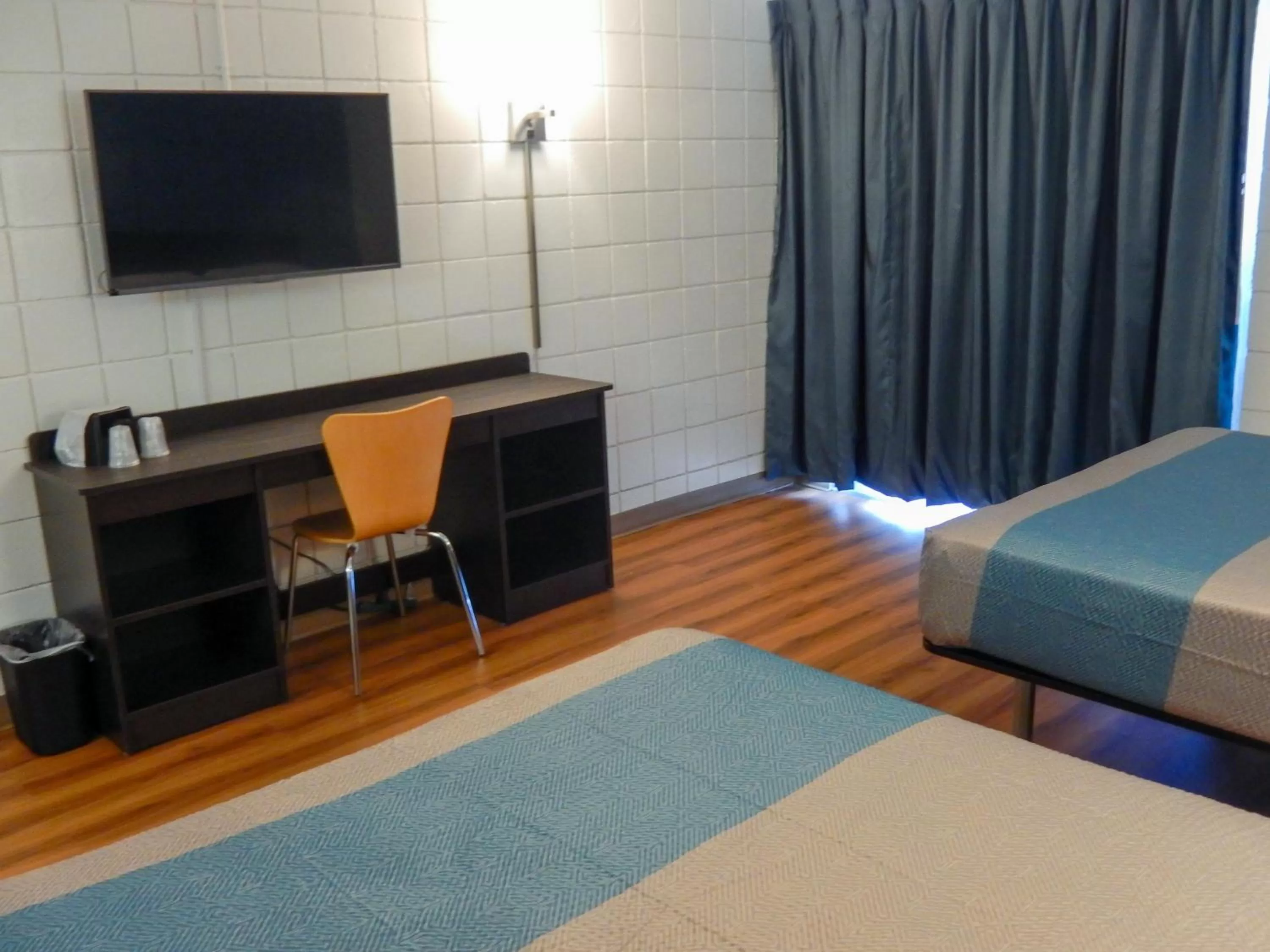 Photo of the whole room, Bed in Motel 6-Somers Point, NJ - Ocean City - Wild Wood Beach