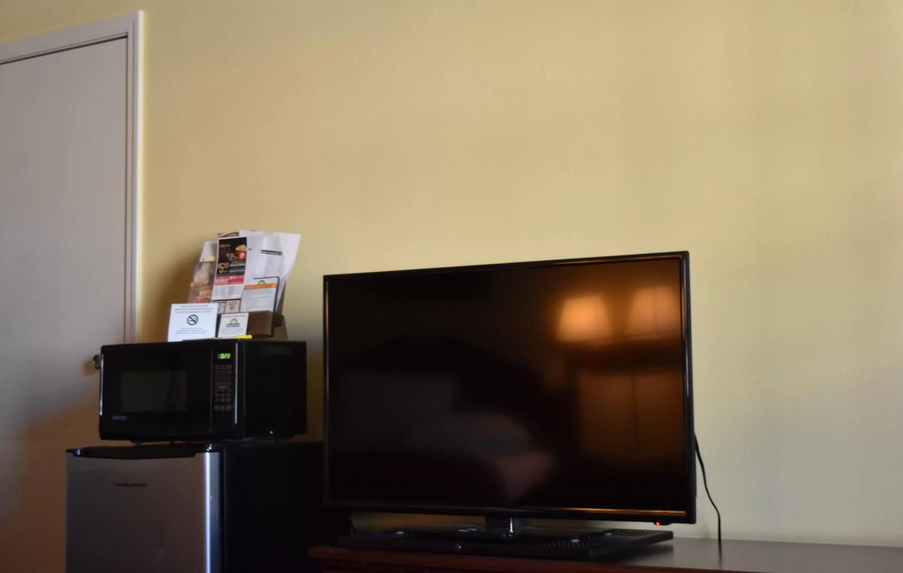 TV and multimedia in Days Inn by Wyndham Trumann AR