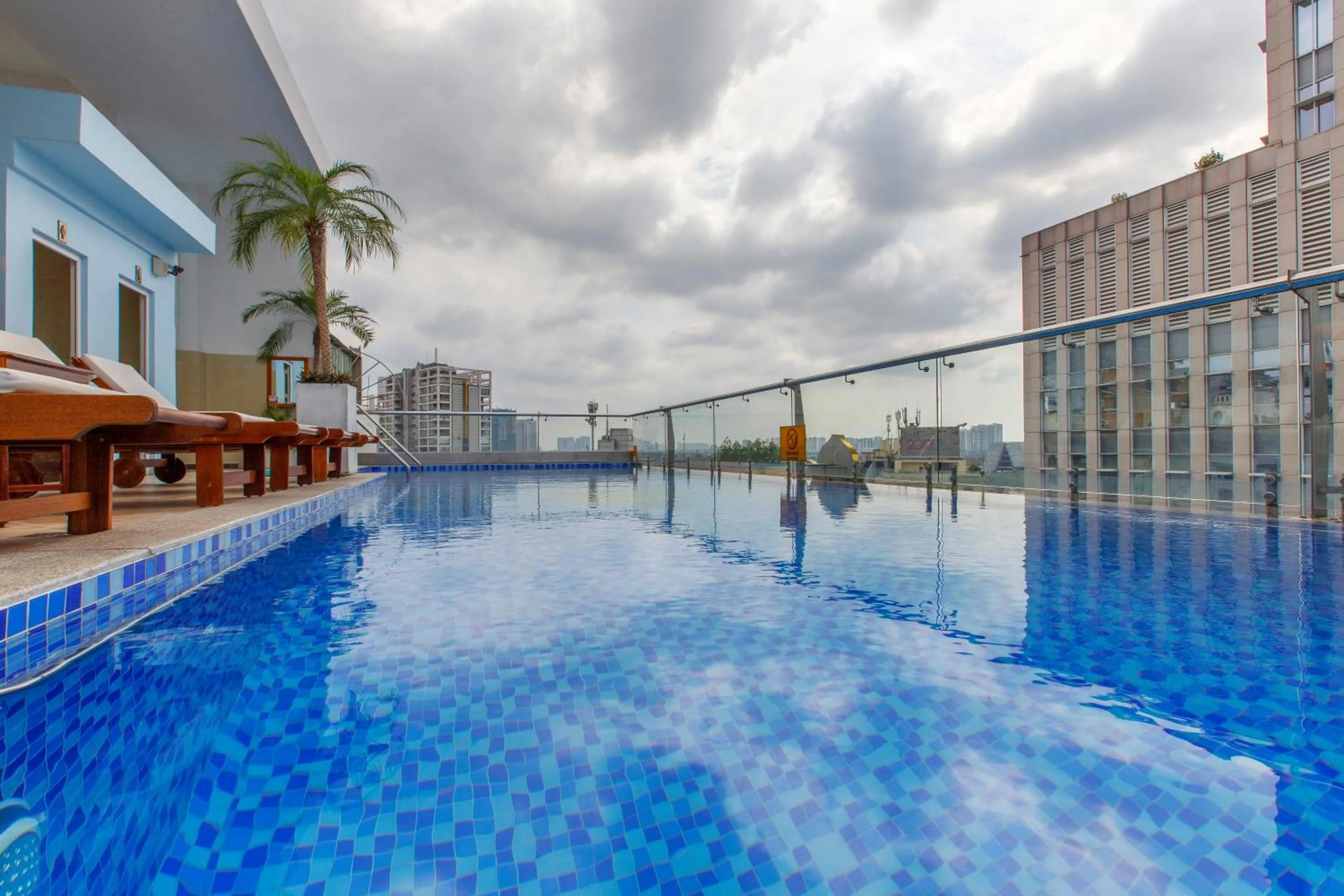 Swimming pool in Huong Sen Annex Hotel