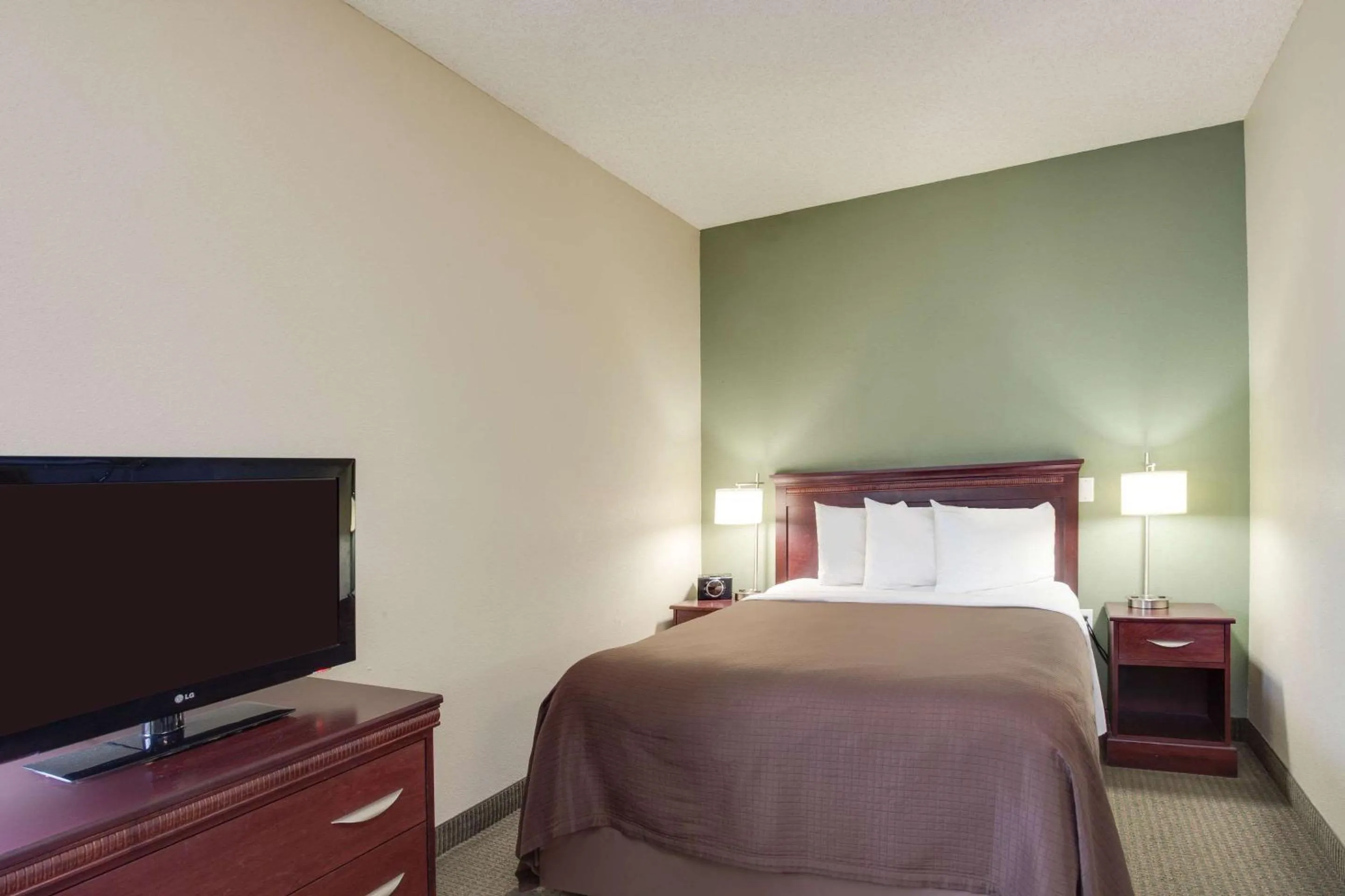 Bed in MainStay Suites at PGA Village