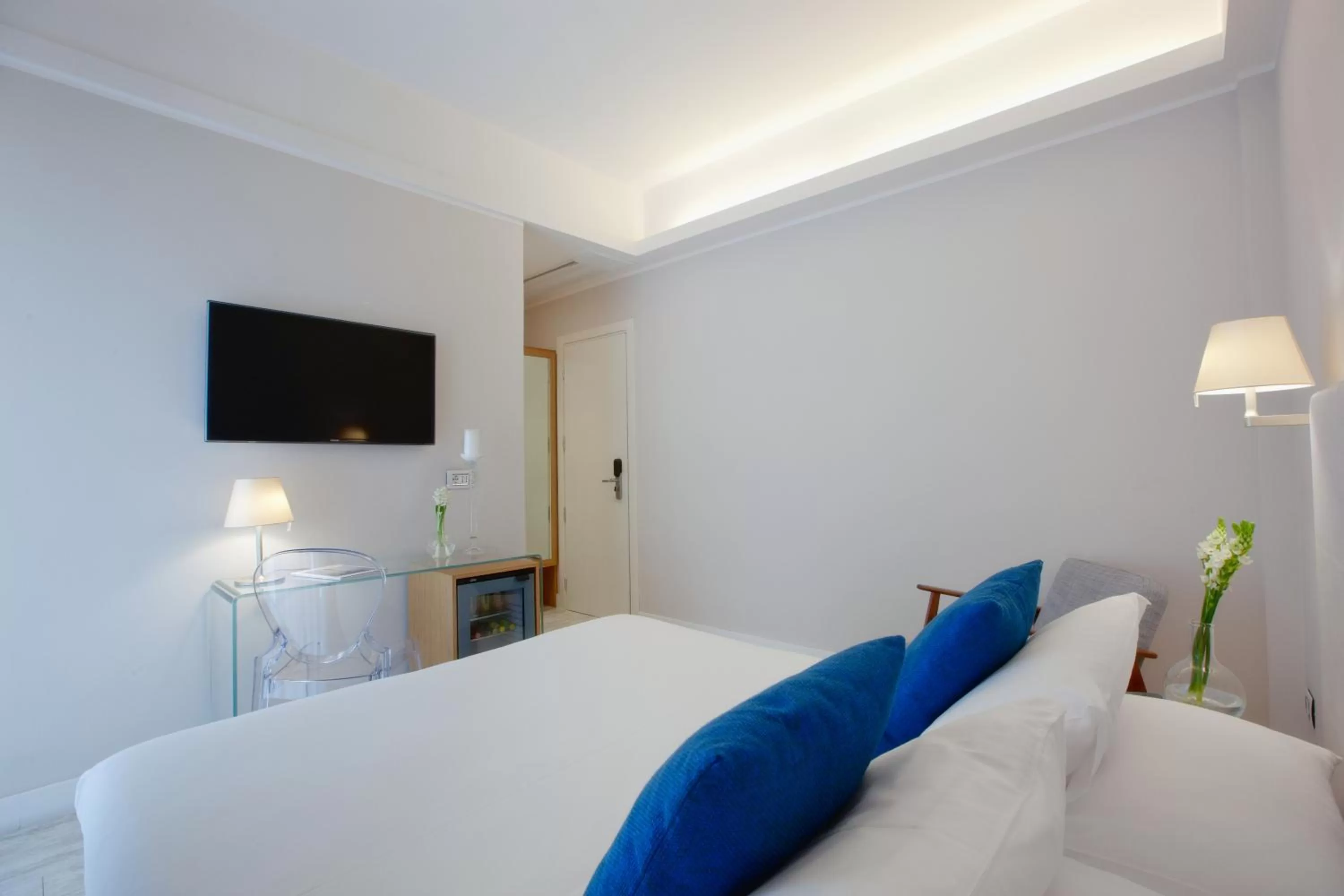 Bedroom, Bed in Best Season