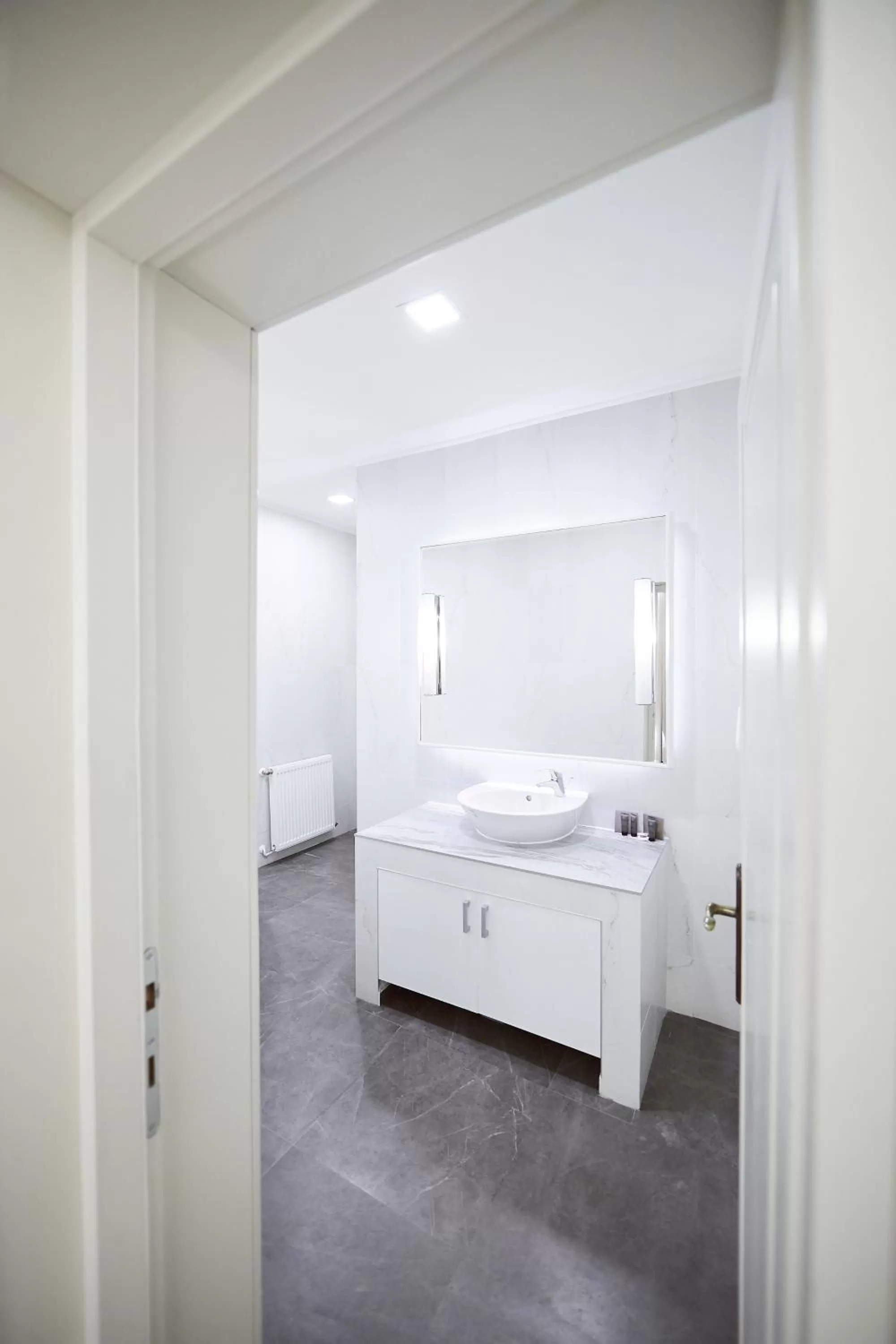 Bathroom, Bed in Hotel Belvedere