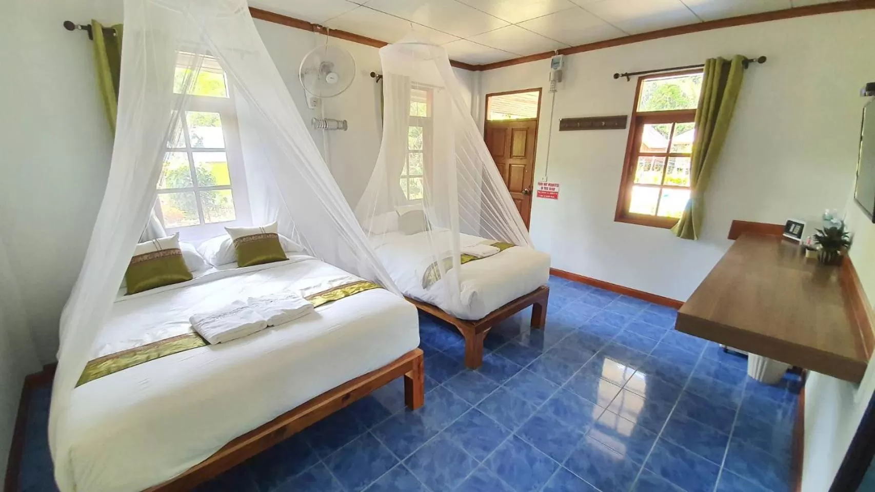 Photo of the whole room, Bed in Tree Tops River Huts