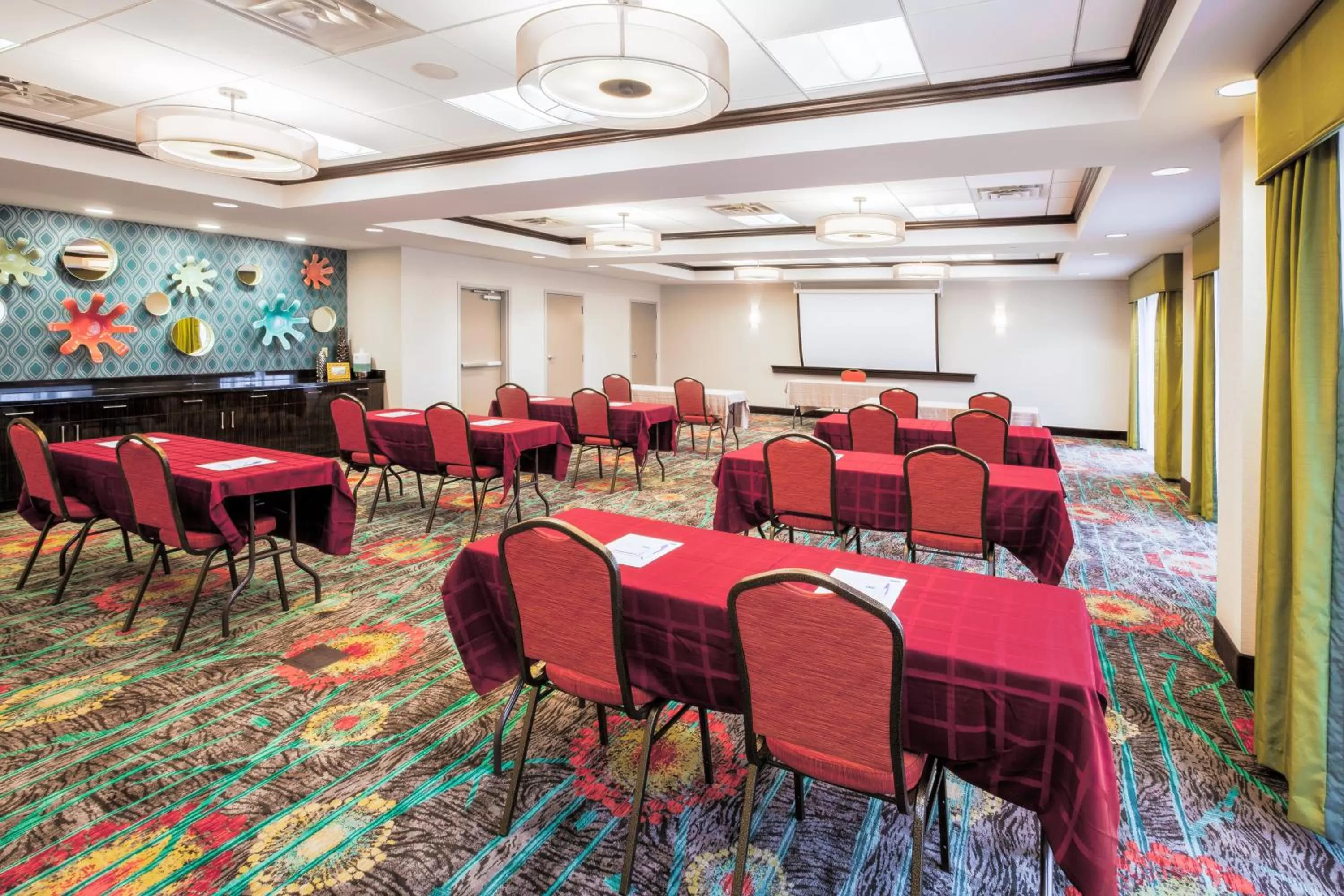 Meeting/conference room in Holiday Inn Express & Suites Eureka by IHG