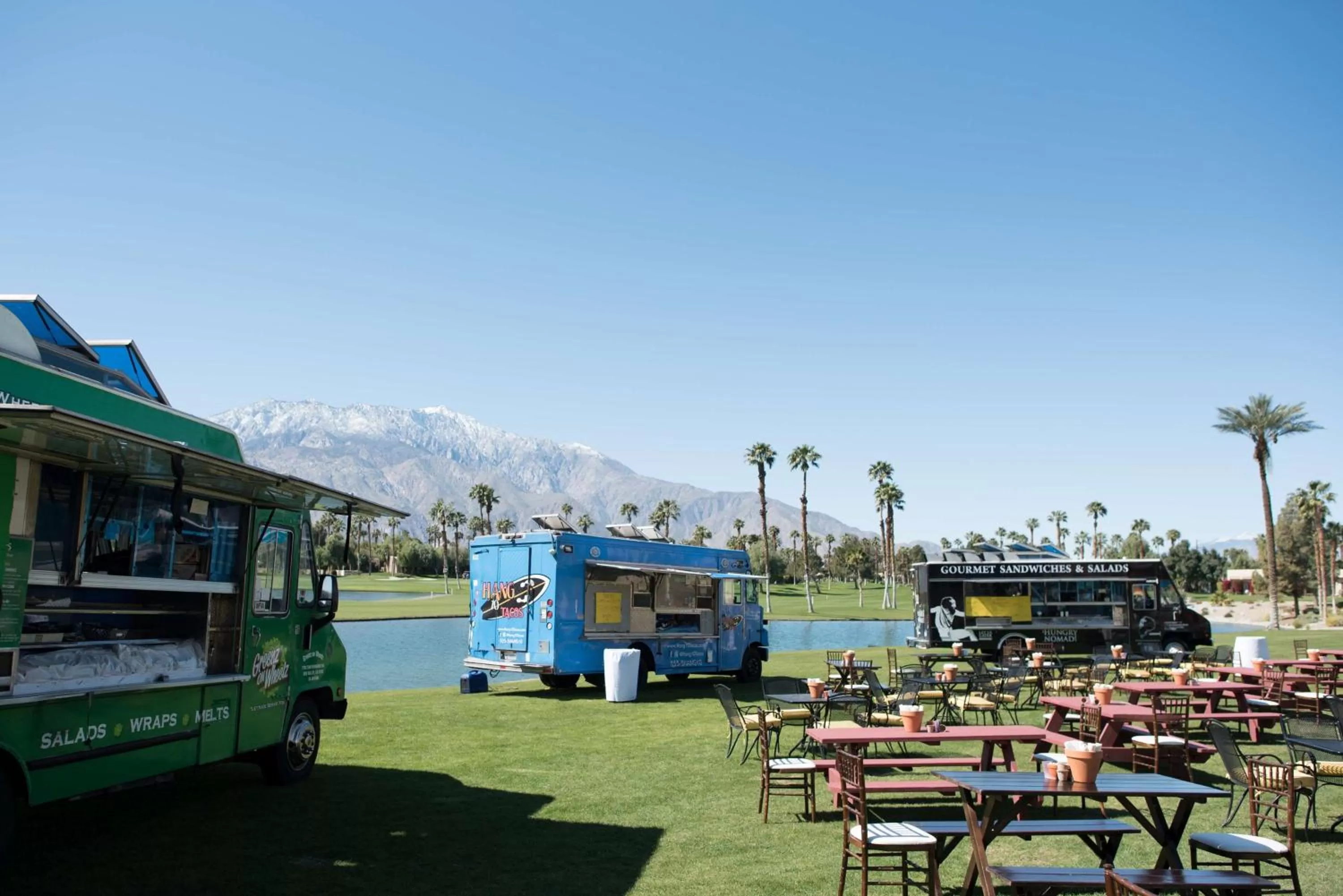 Dining area in DoubleTree by Hilton Golf Resort Palm Springs
