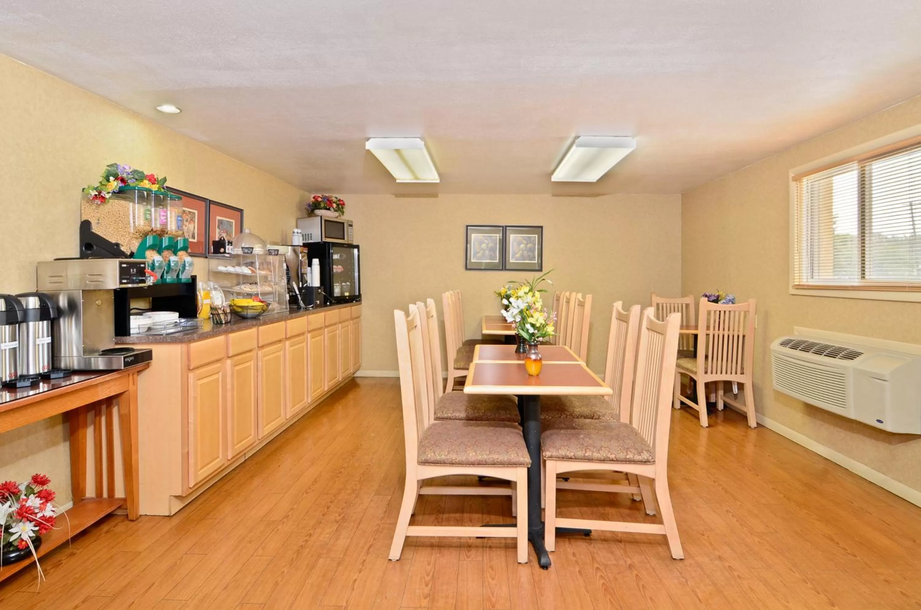 Continental breakfast in Americas Best Value Inn Iola