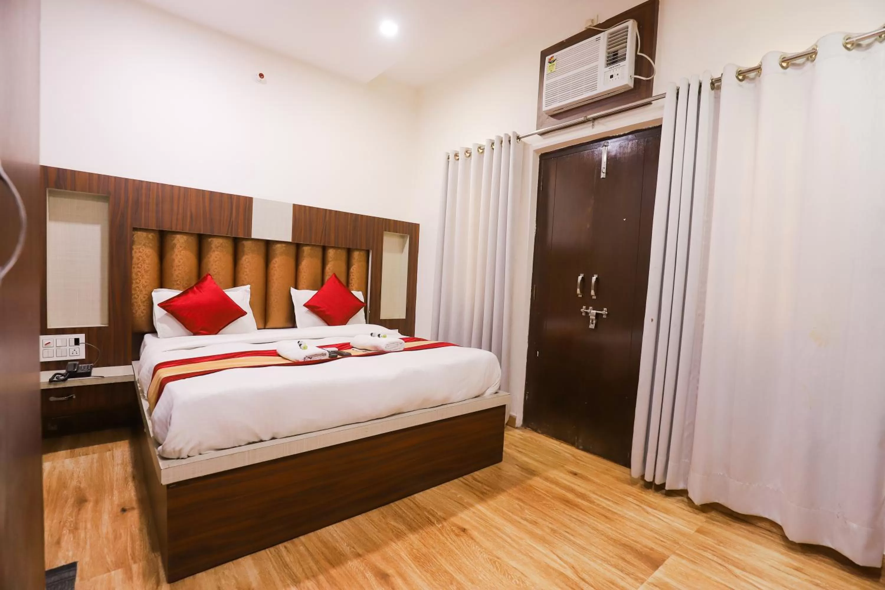 Bed in Grey Castle - Hotel Near Haridwar Railway station