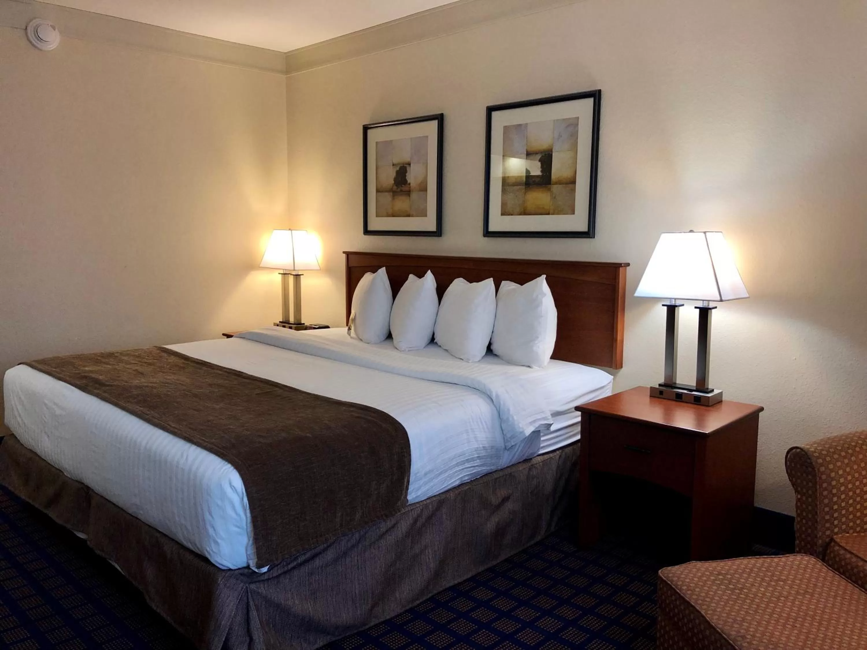 Bedroom, Bed in Baymont by Wyndham Grand Rapids SW/Byron Center