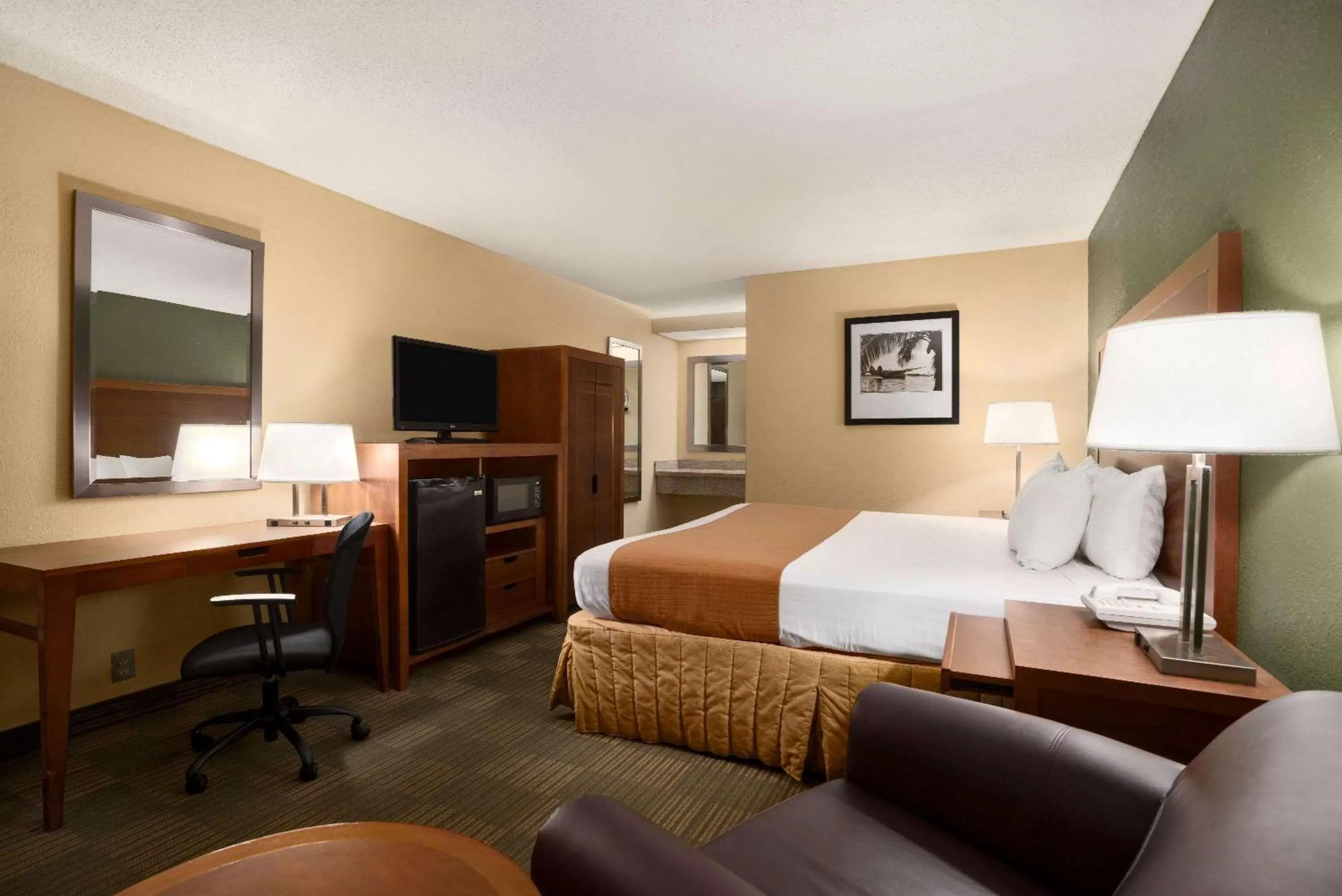 Photo of the whole room in Days Inn by Wyndham Jacksonville Airport