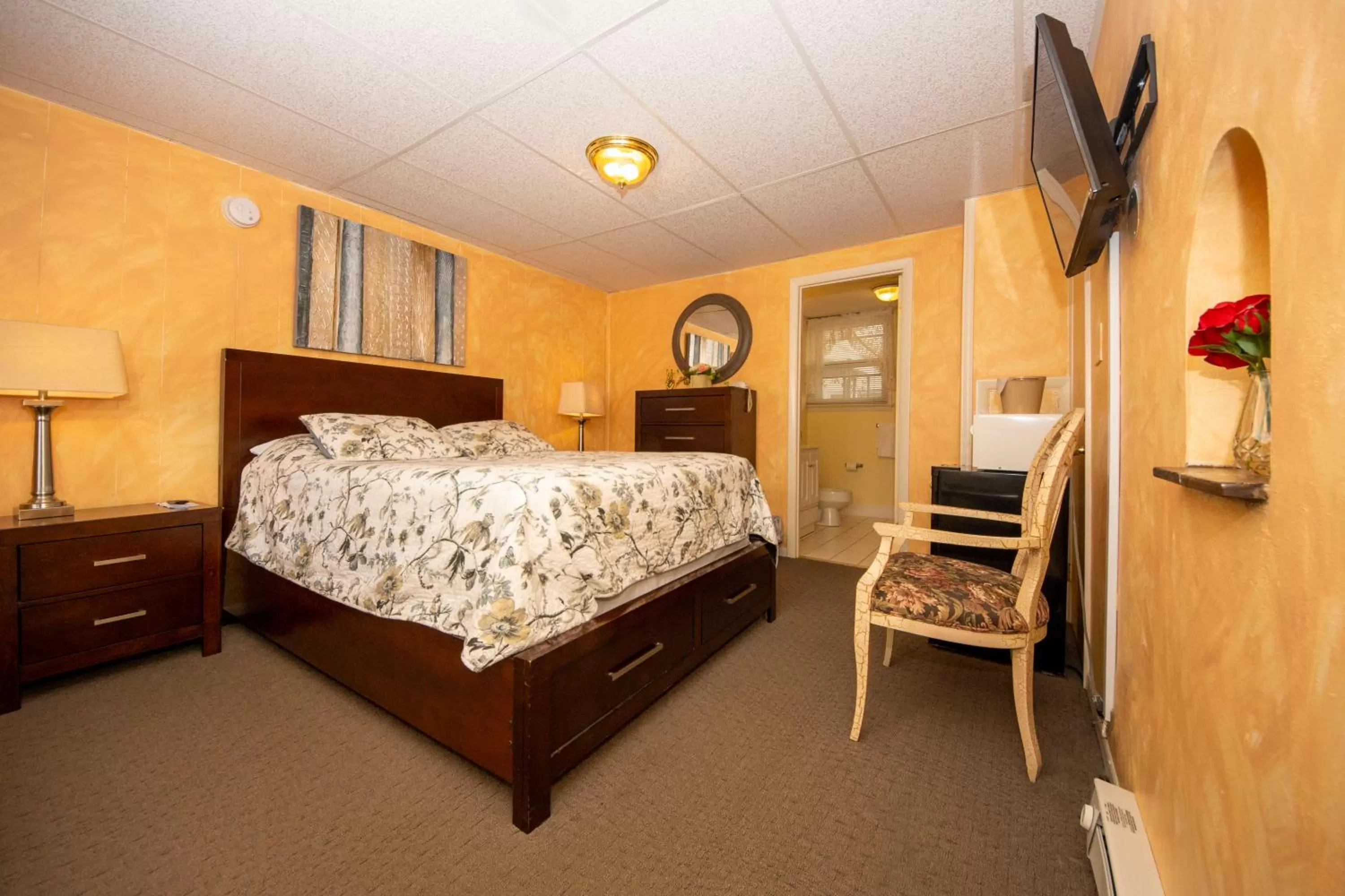 Photo of the whole room, Bed in Simmons Motel and Suites