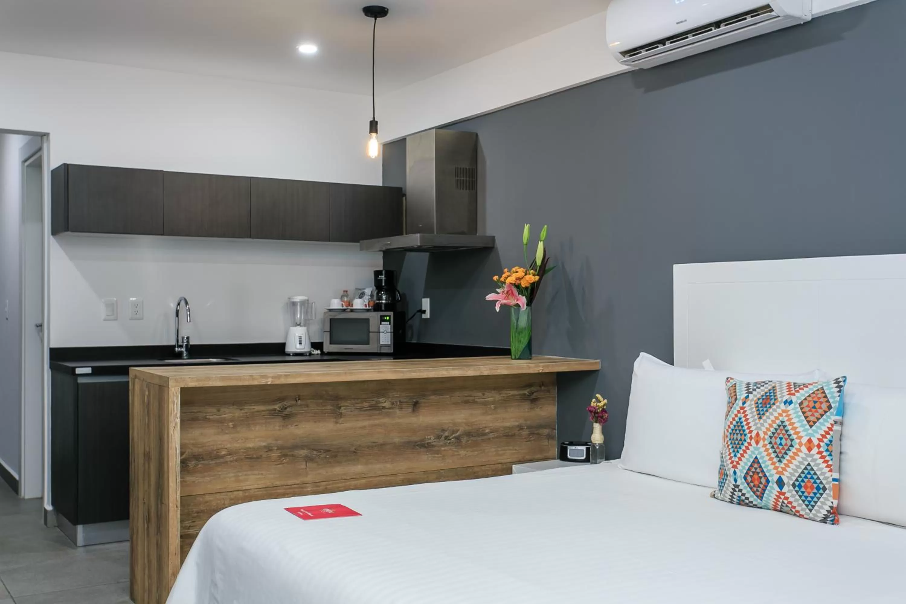 Kitchen or kitchenette, Bed in Studio 30 Condhotel by Nah Hotels