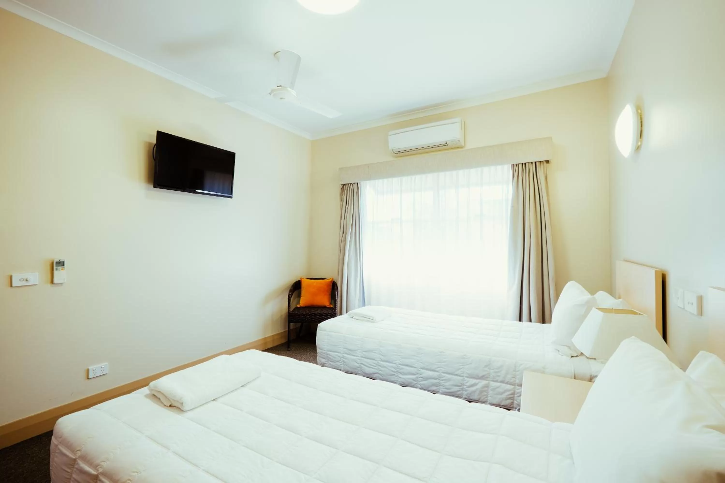 Bed in Club Motor Inn