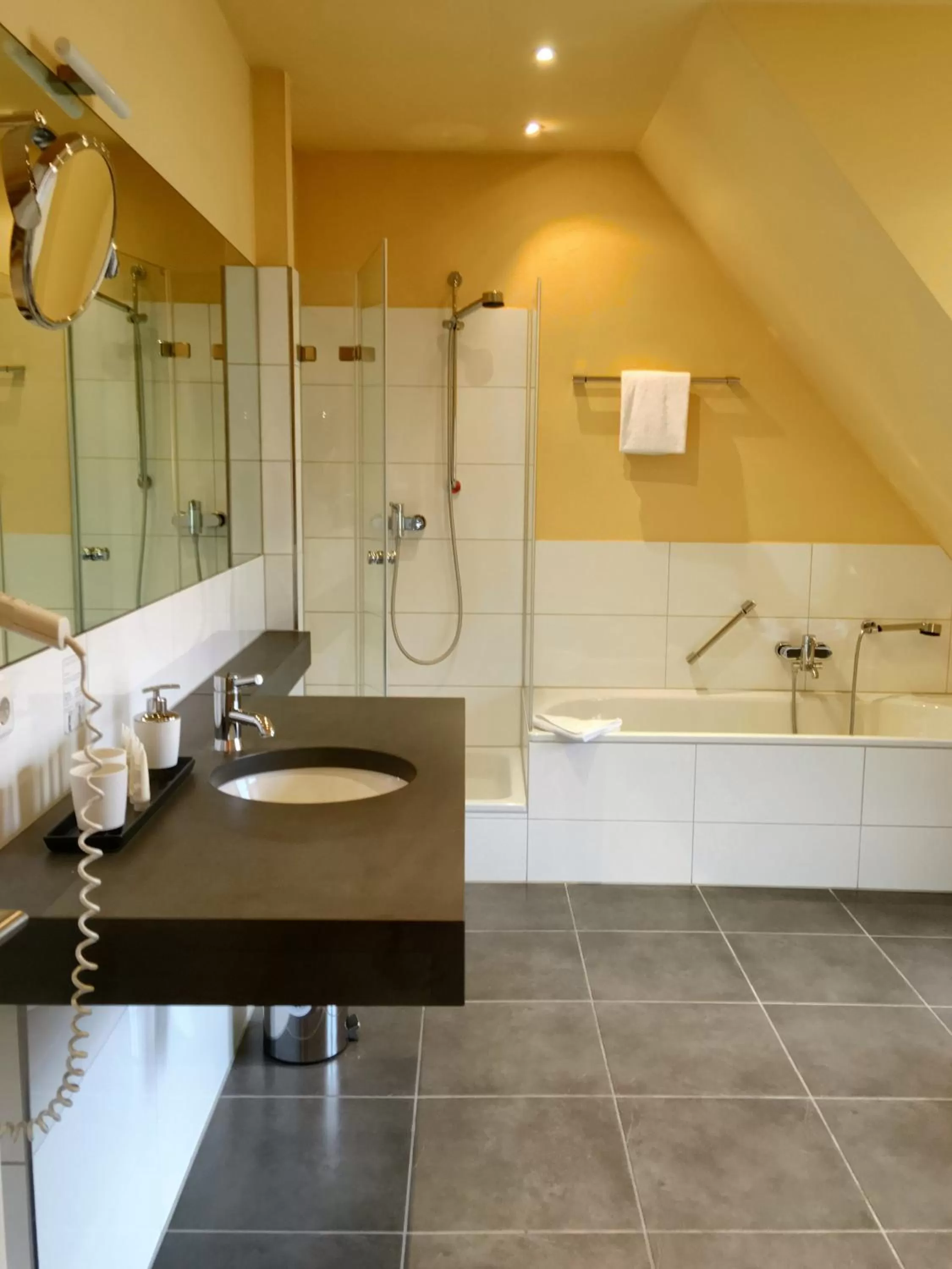 Bathroom in Hotel Zur Alten Brücke