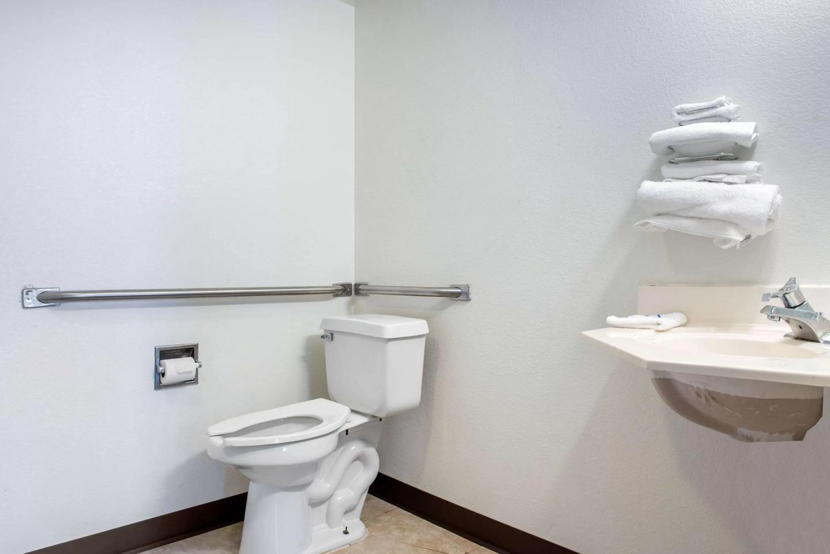 Bathroom in Rodeway Inn Sharonville