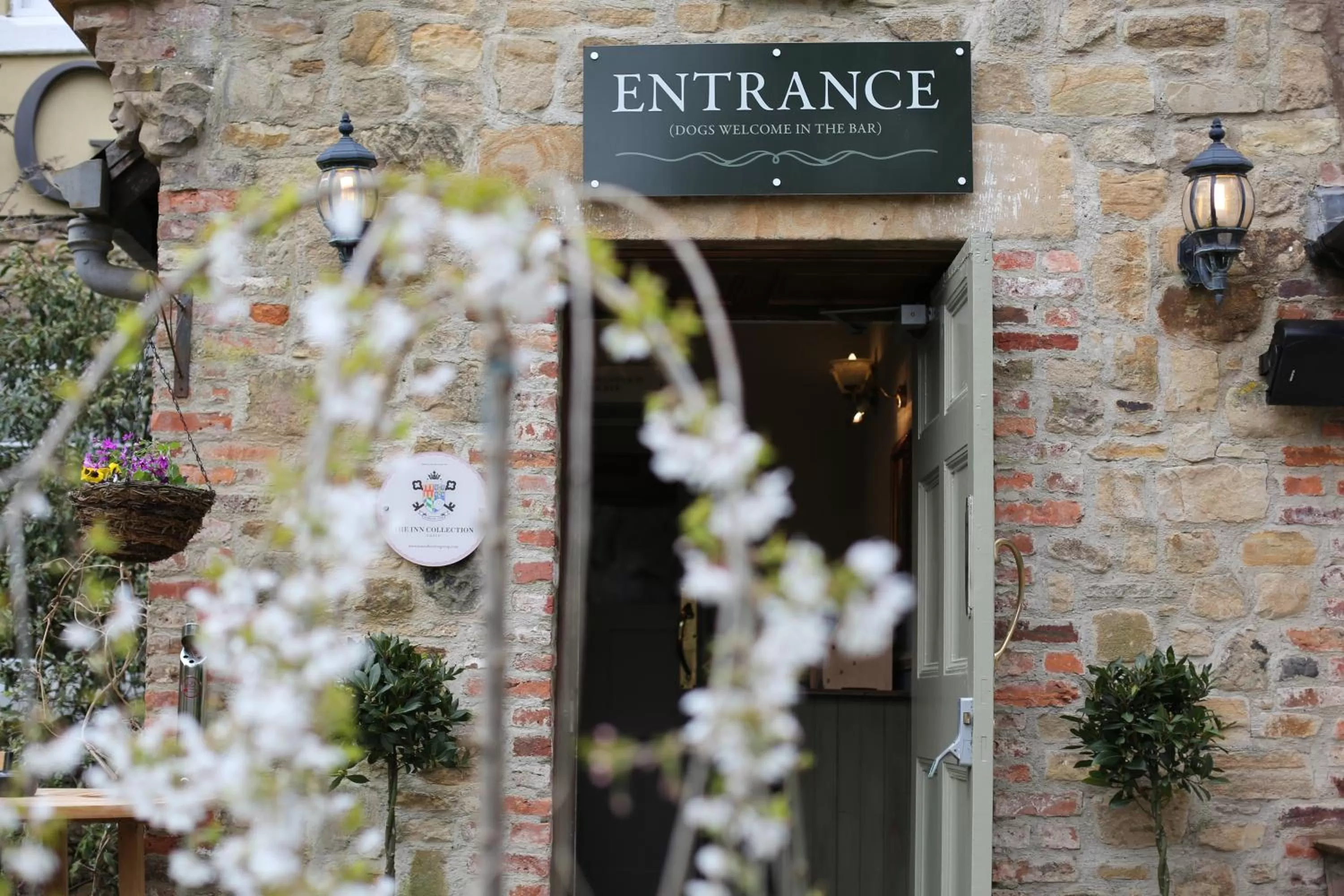 Facade/entrance in The Kingslodge Inn - The Inn Collection Group