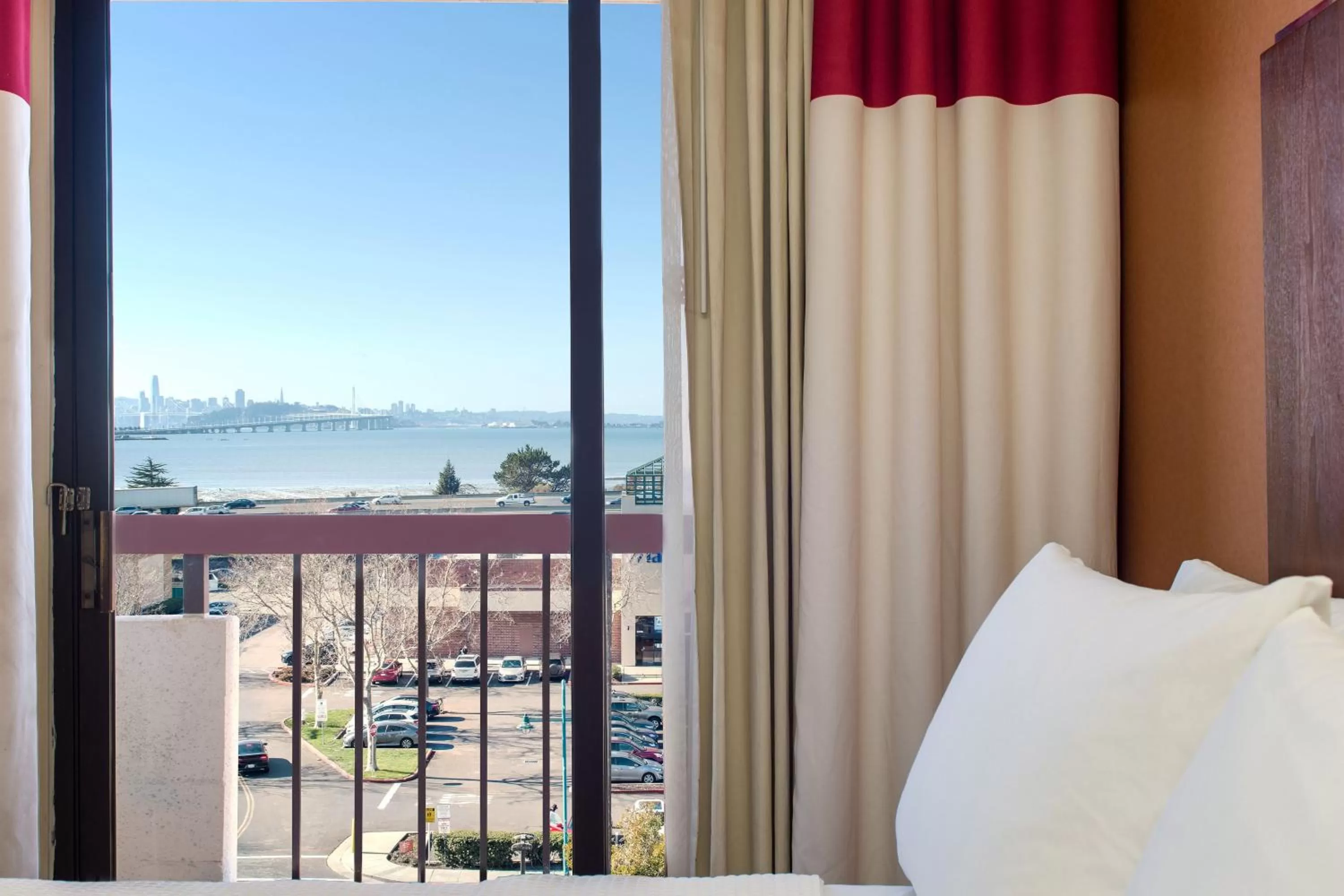 Photo of the whole room, Bed in Four Points by Sheraton - San Francisco Bay Bridge