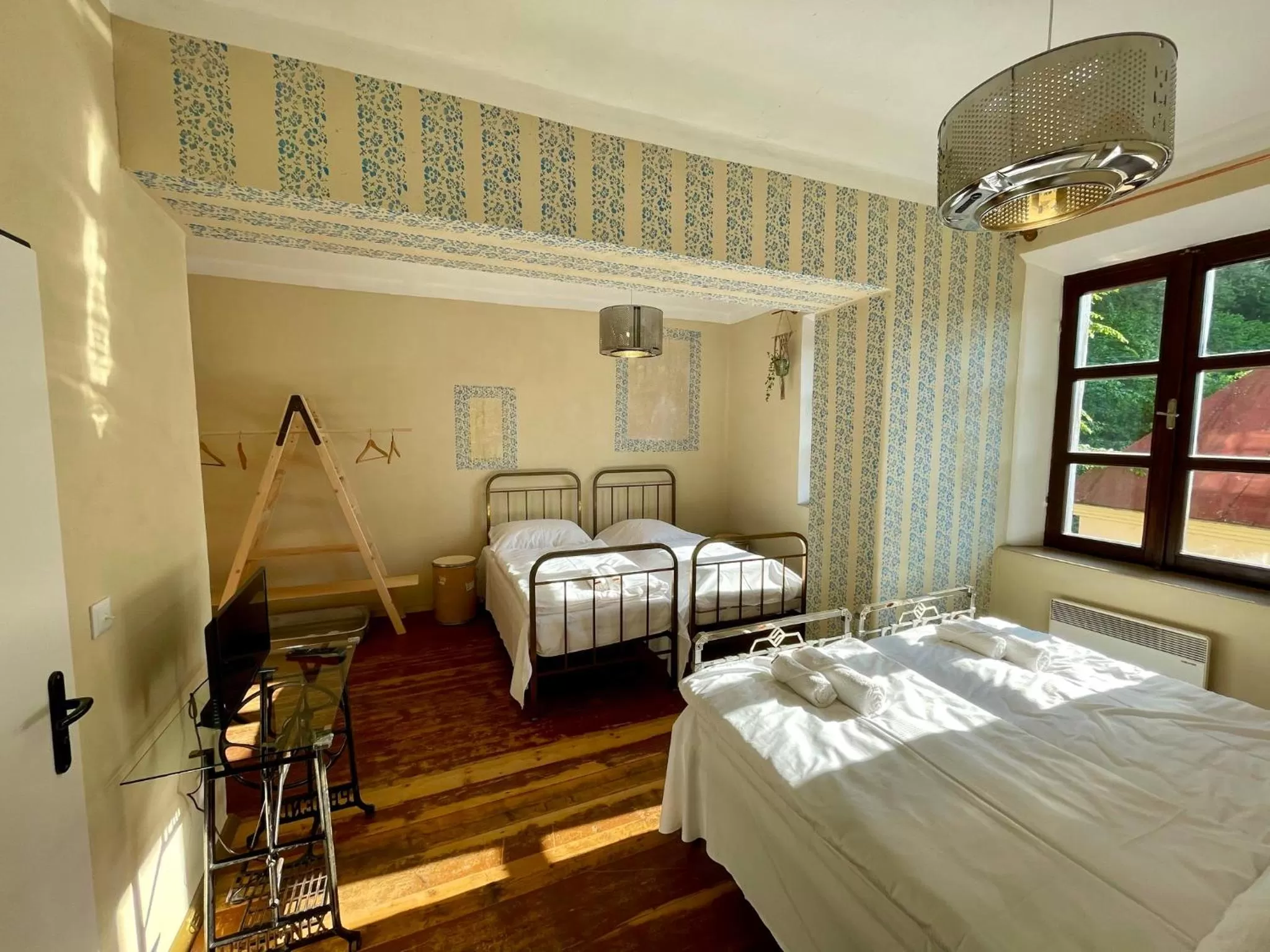 Bed in HARABURDI® Recyclart Hotel