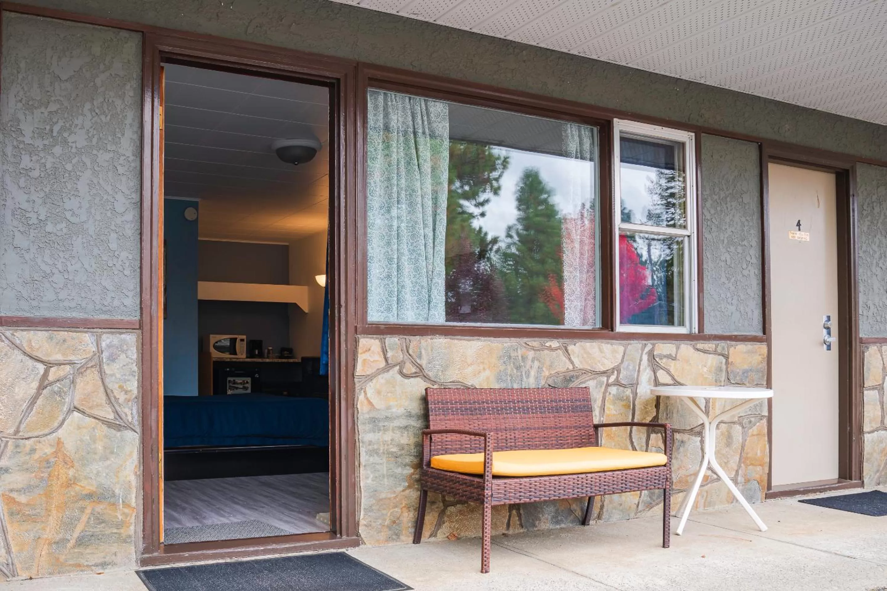 Patio in Lakeview Motel