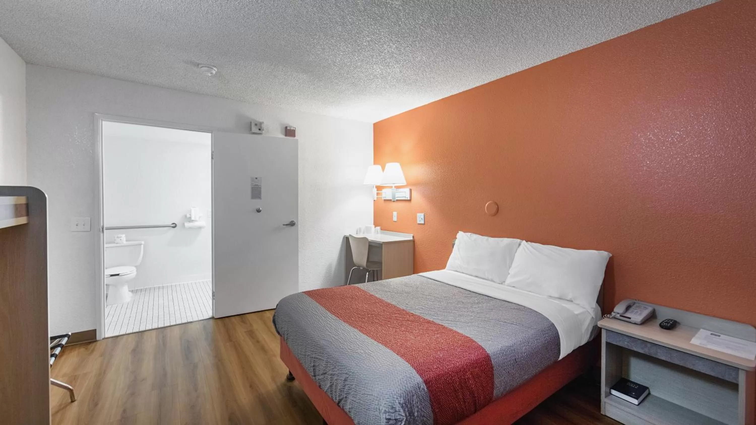 Bedroom, Bed in Motel 6-Medford, OR - North