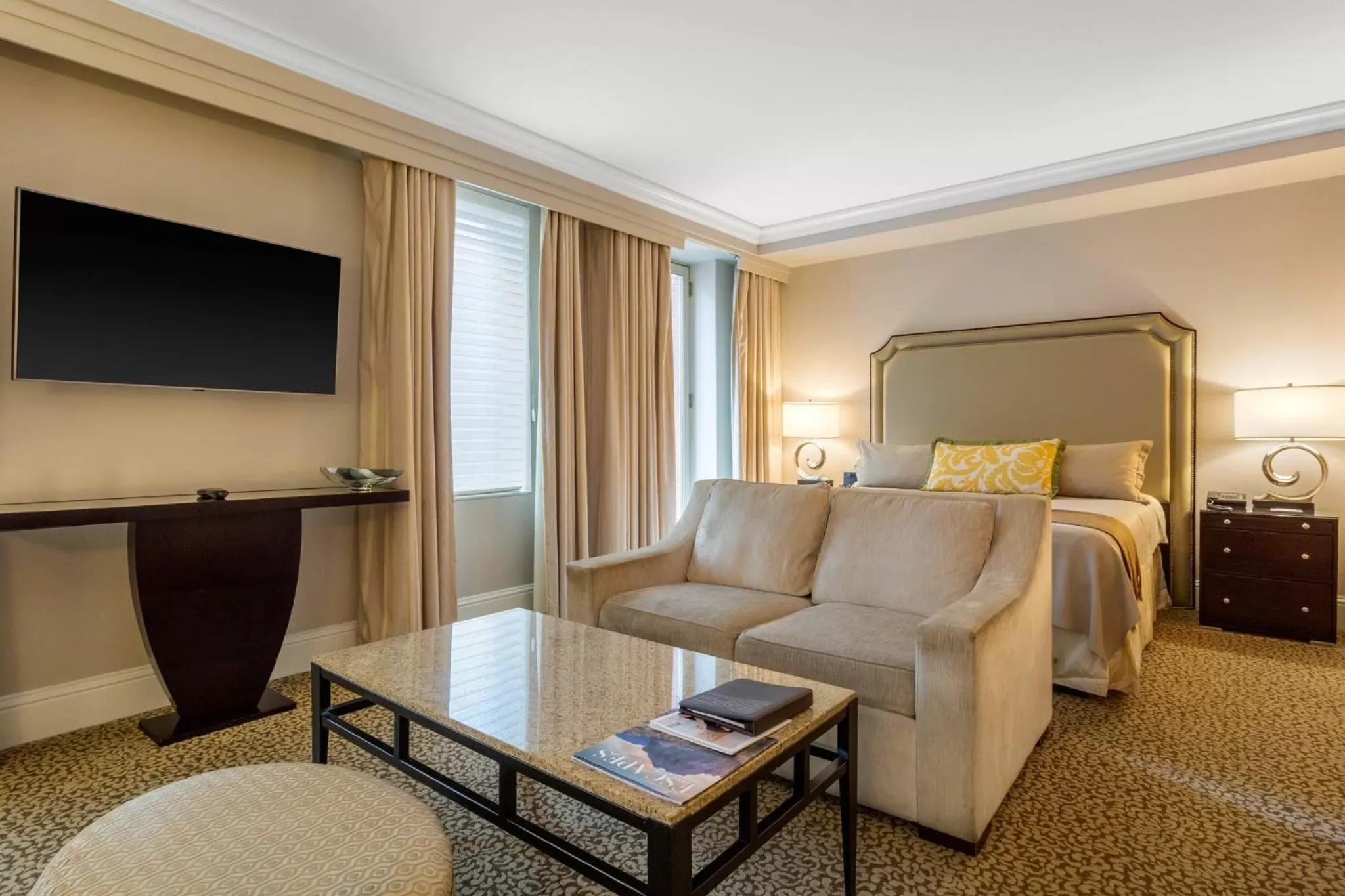 Balcony/Terrace, Bed in Omni Berkshire Place