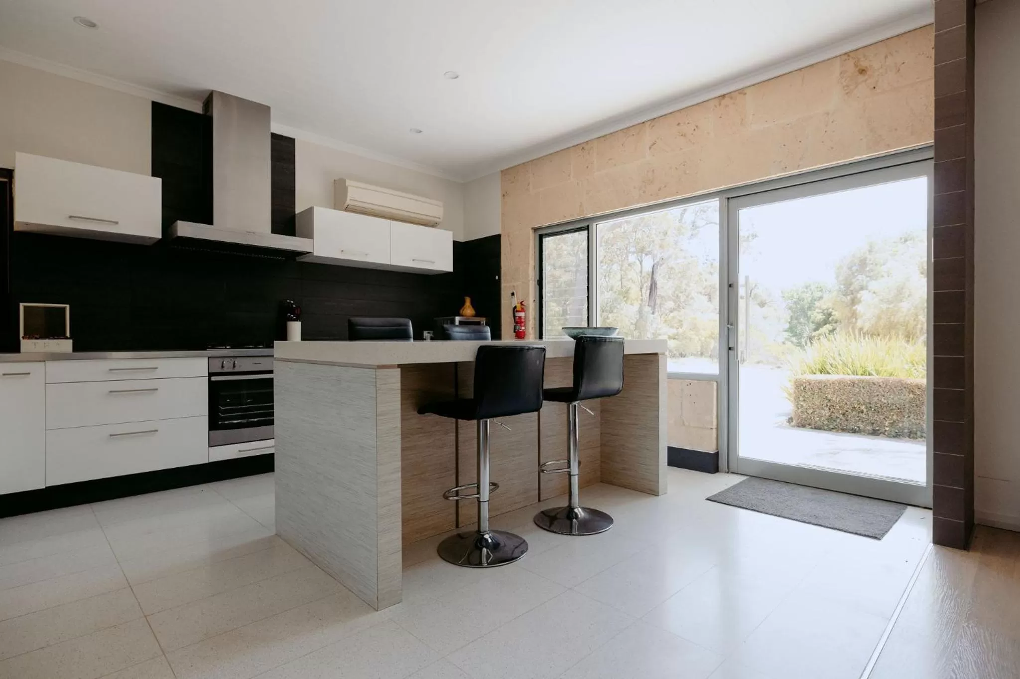 Kitchen or kitchenette in Losari Retreat