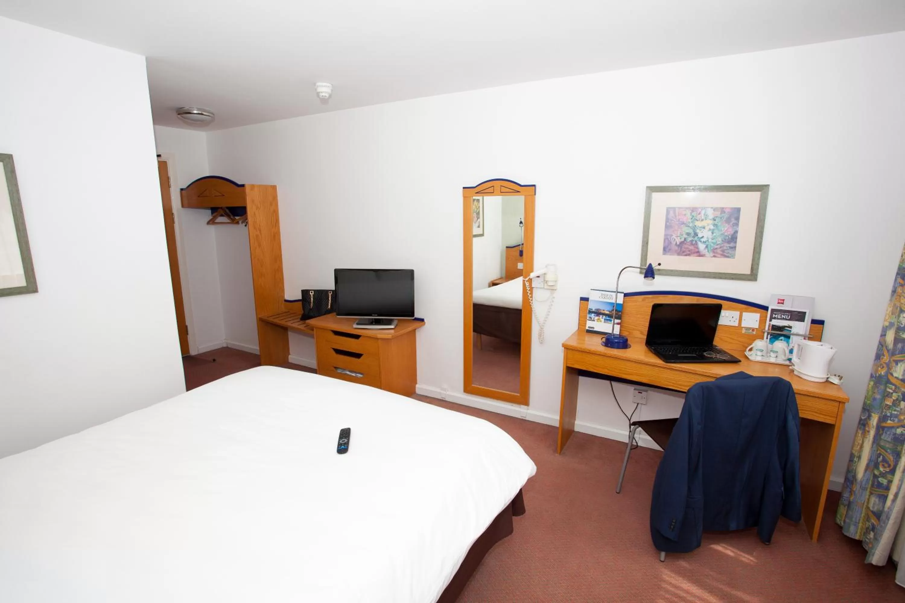 Photo of the whole room, Bed in ibis Cardiff Gate - International Business Park