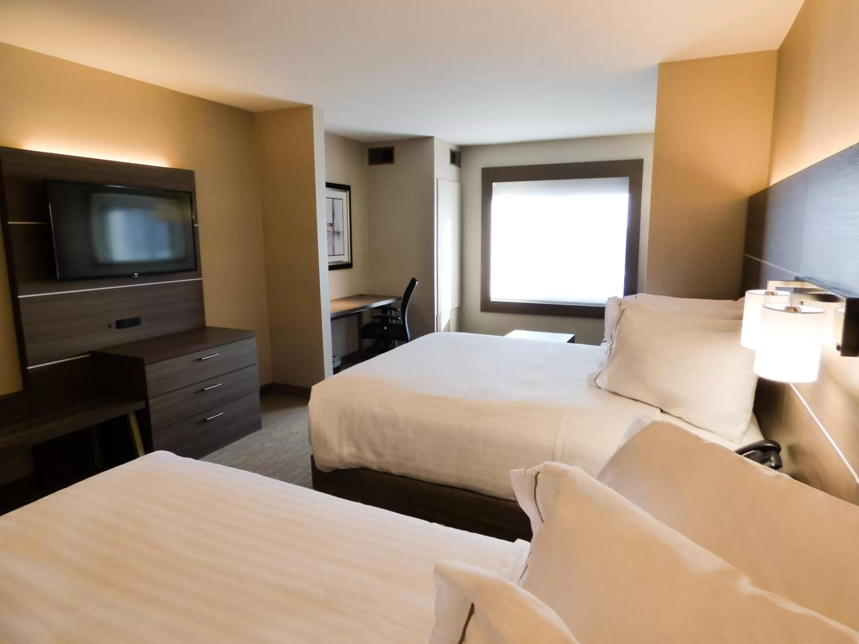 Photo of the whole room, Bed in Holiday Inn Express & Suites Plymouth - Ann Arbor Area by IHG