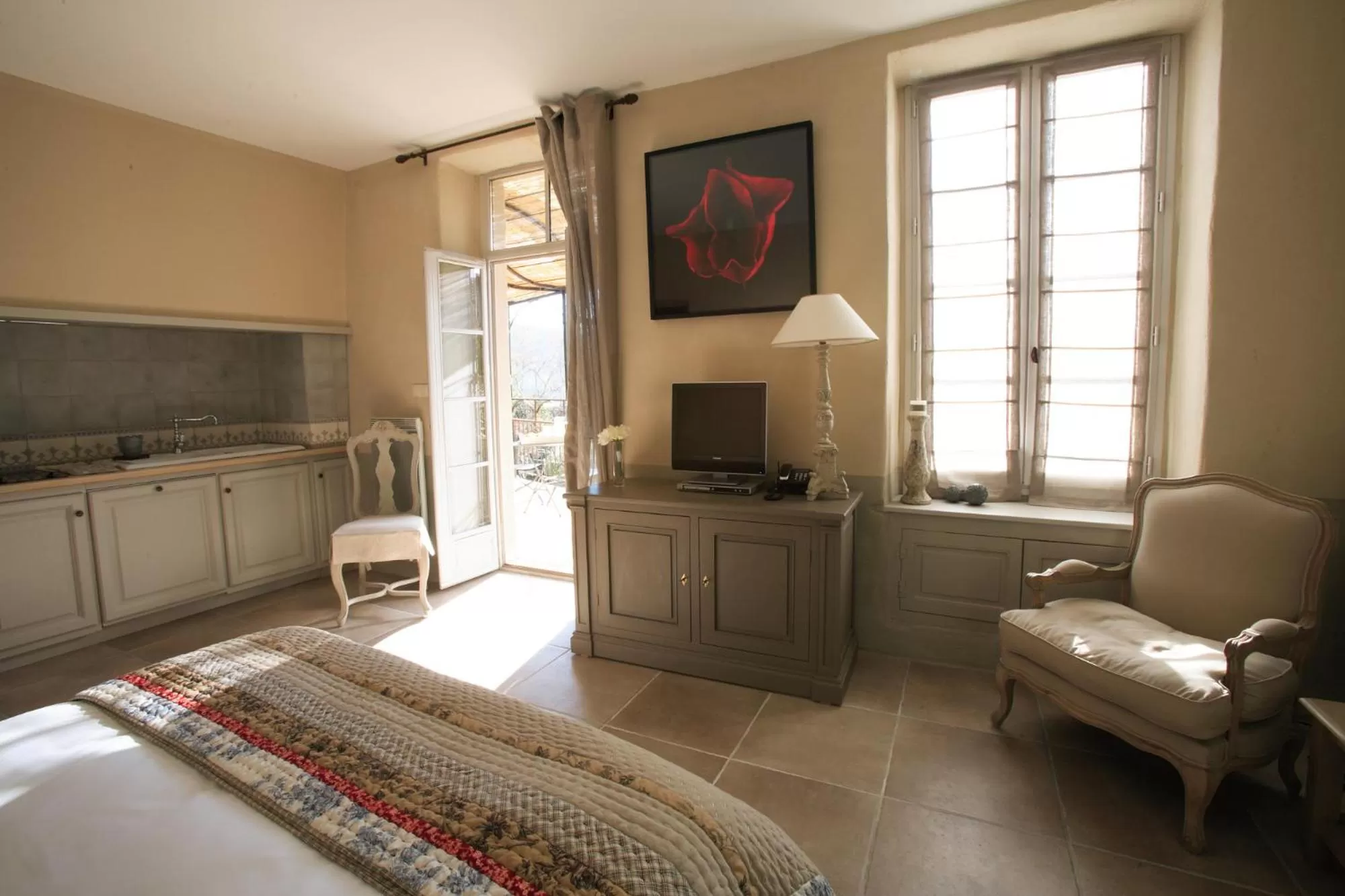 Patio, Bed in Le Couvent d'Hérépian - Hôtel & Spa