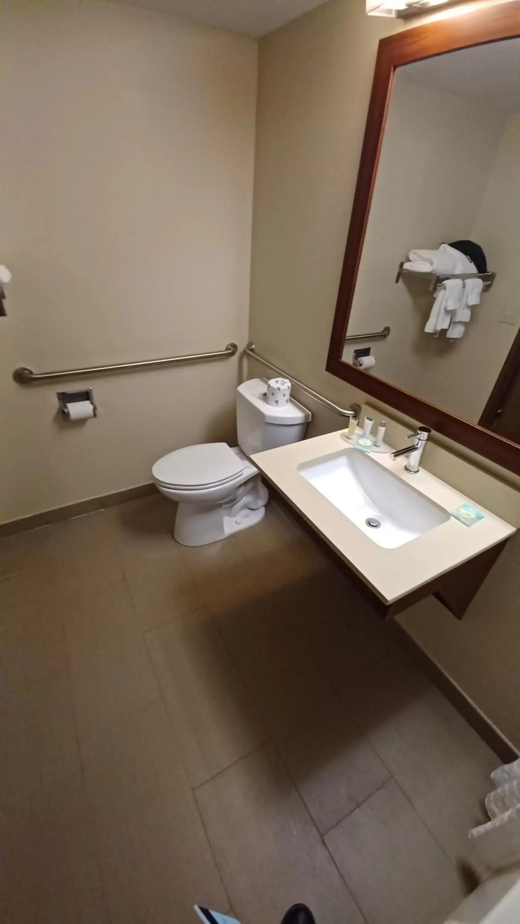 1 Queen Bed, Mobility Accessible Room, Bathtub w/ Grab Bars, Non-Smoking in Wingate by Wyndham New Stanton 1 Queen Bed, Mobility Accessible Room, Bathtub w/ Grab Bars, Non-Smoking in Wingate by Wyndham New Stanton