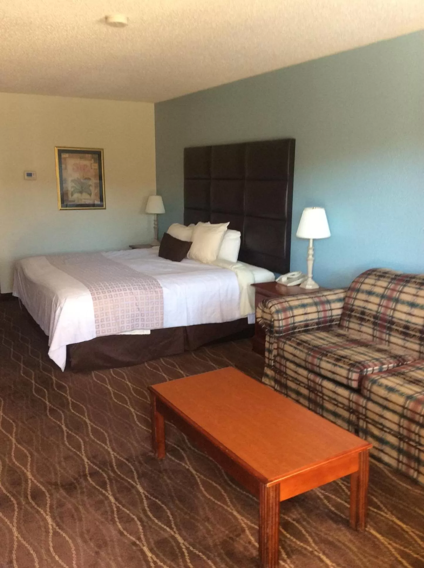 King Room with Tub with Grab Bars and One King Bed - Mobility Accessible/Non-Smoking in Baymont by Wyndham Helen