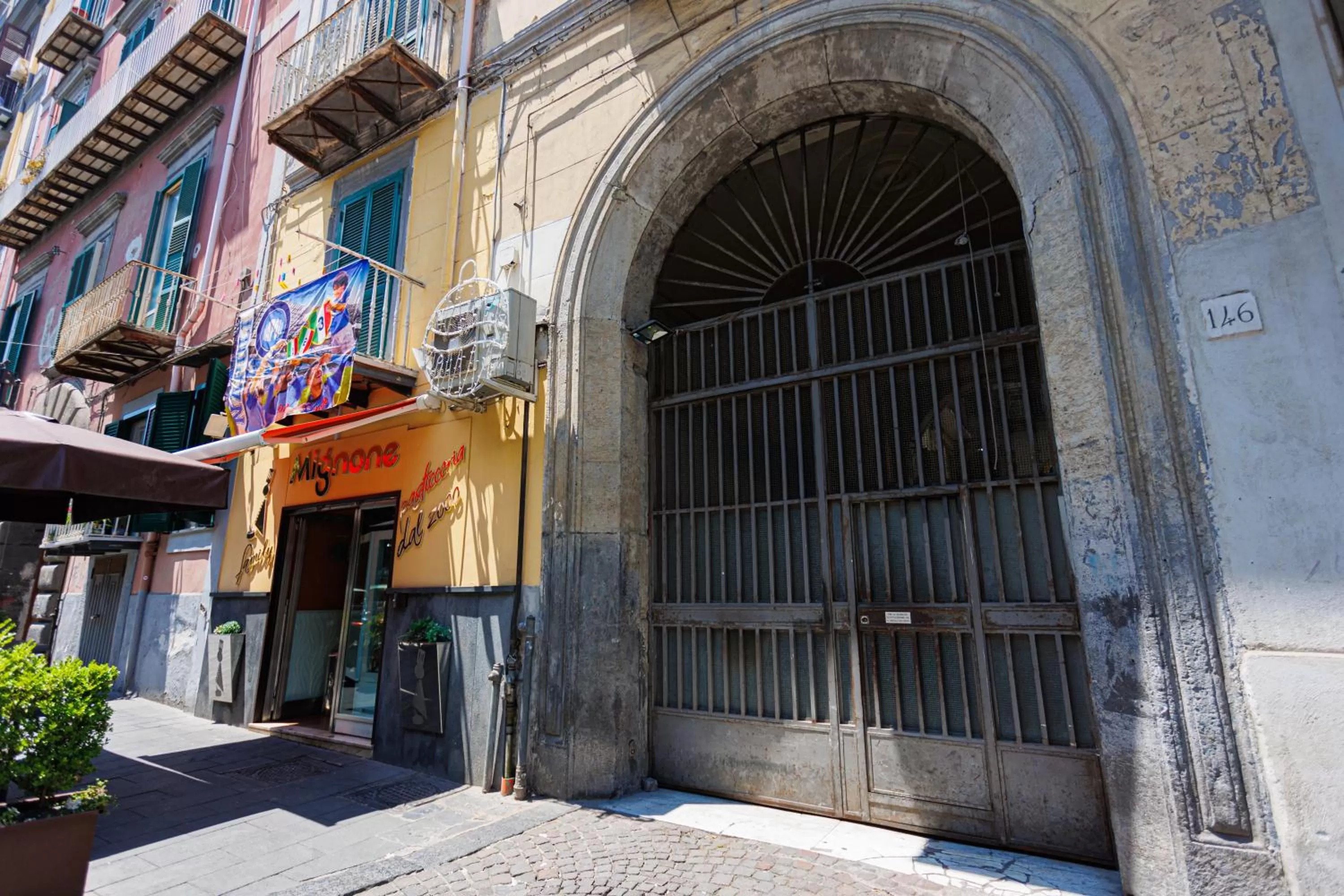 Facade/entrance in Peca's room