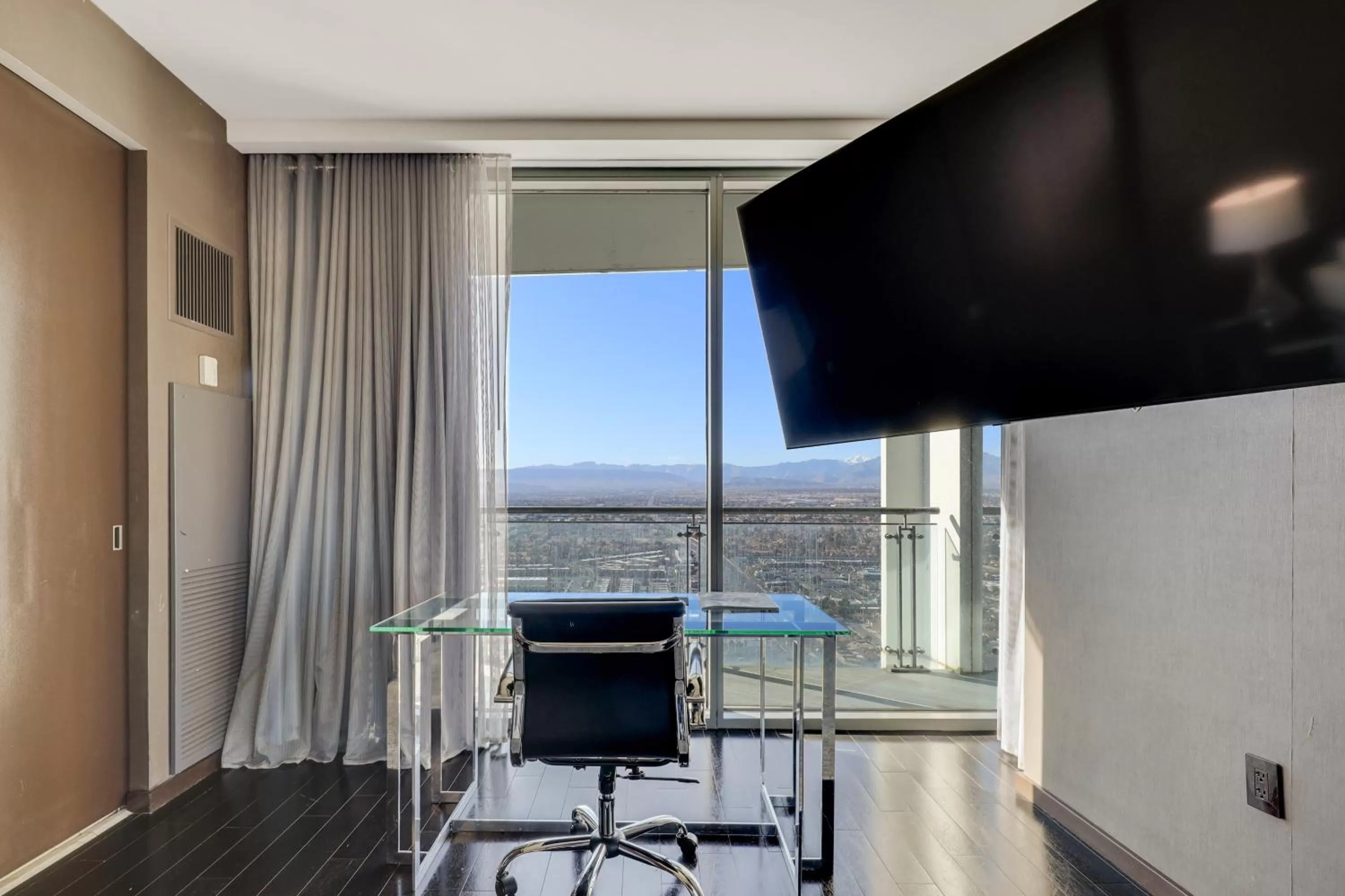 Natural landscape in Vegas Palms HIGH 52nd fl. 1BDR corner penthouse 1220sqft