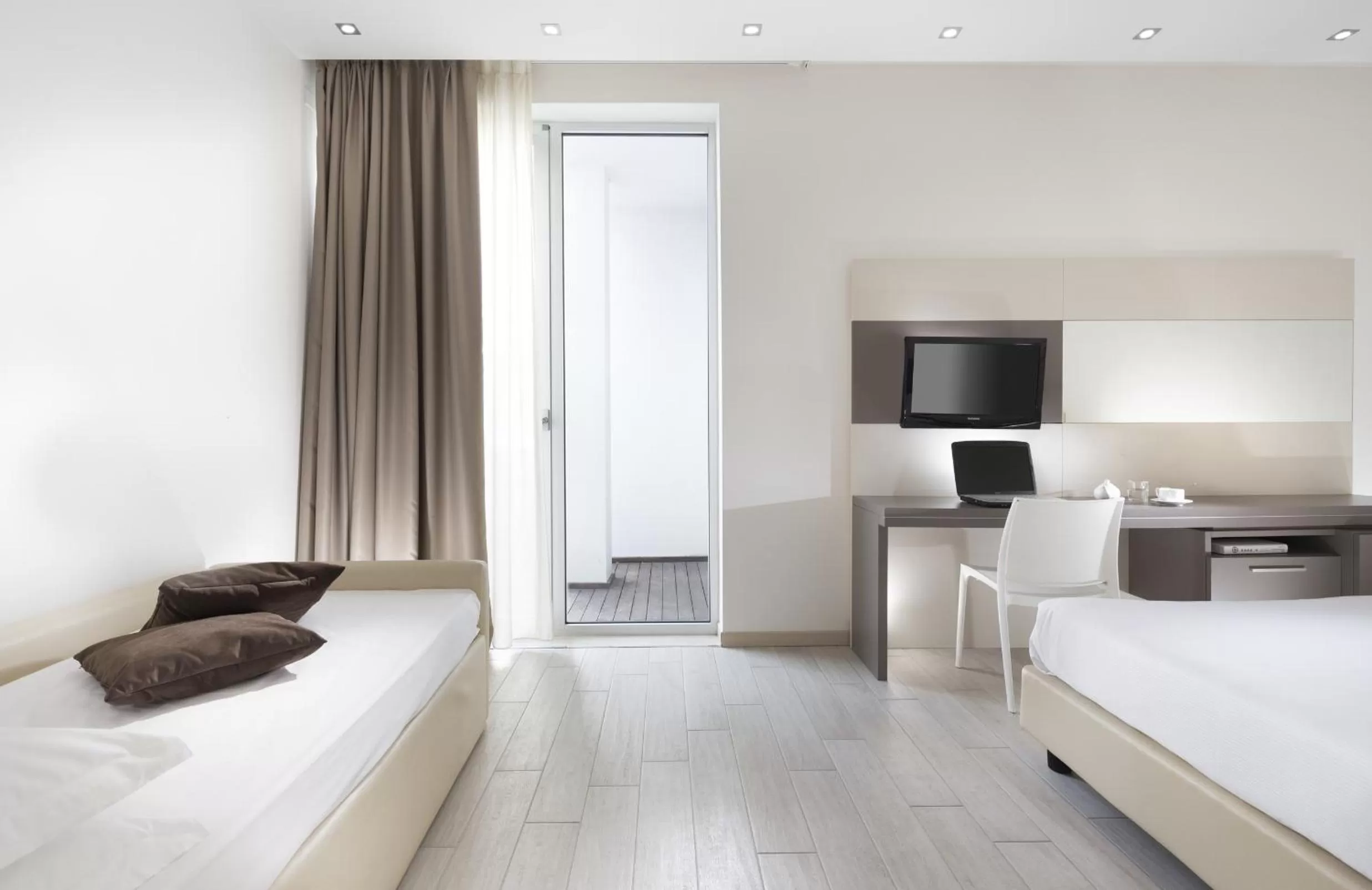 Photo of the whole room, Bed in Hotel Cube