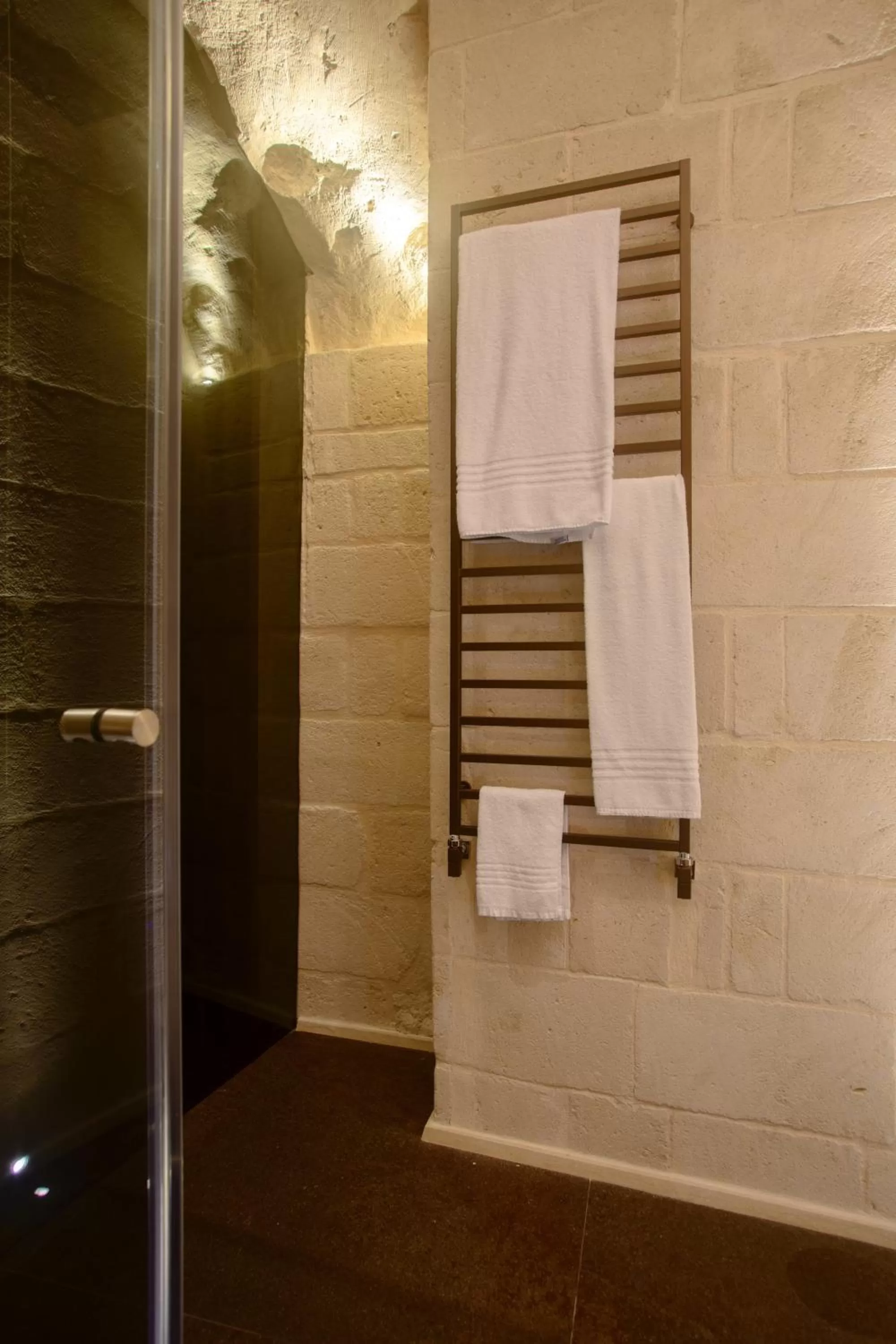 Bathroom in Le Malve Cave Retreat