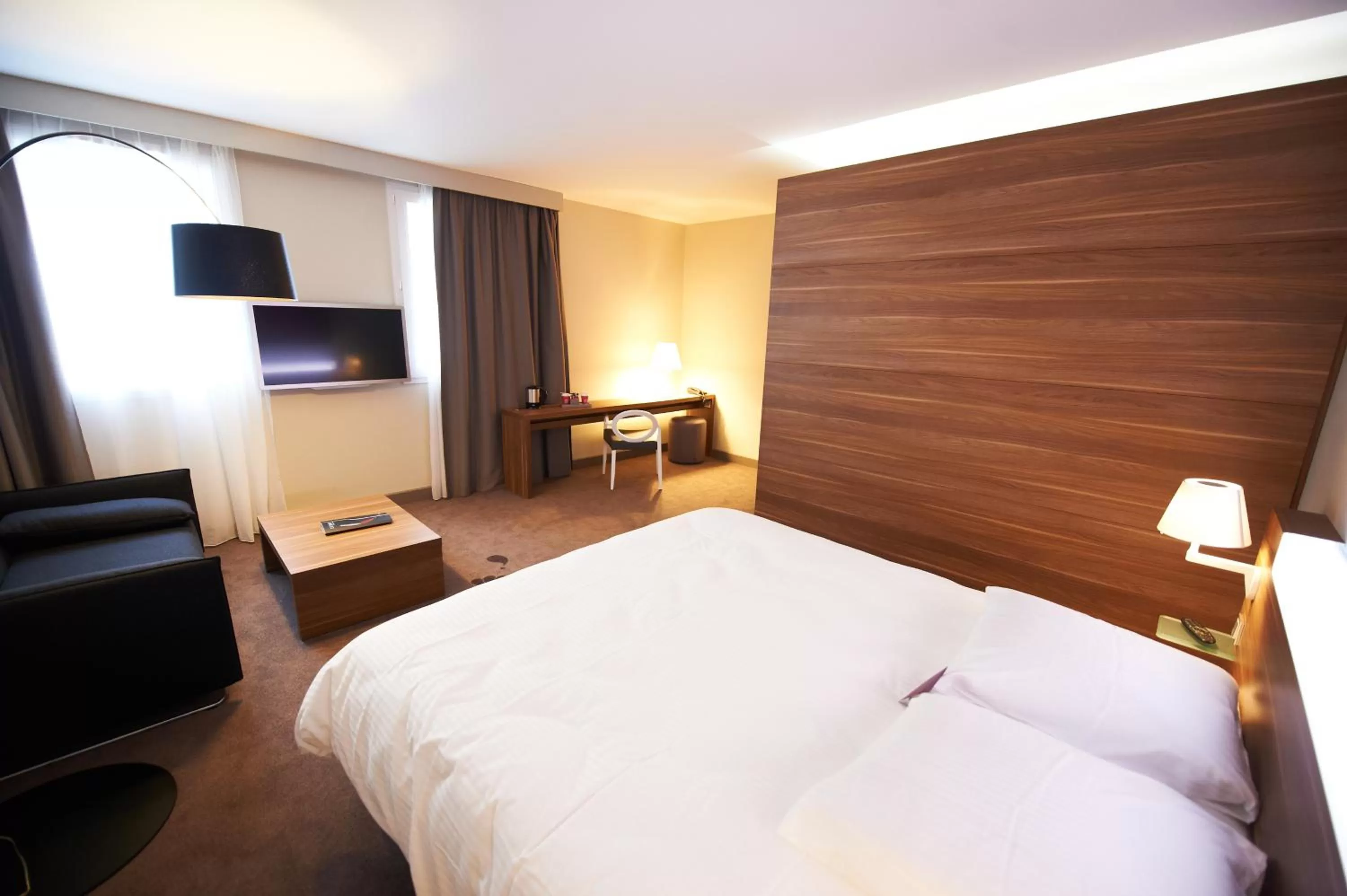 TV and multimedia, Bed in Mercure Cholet Centre