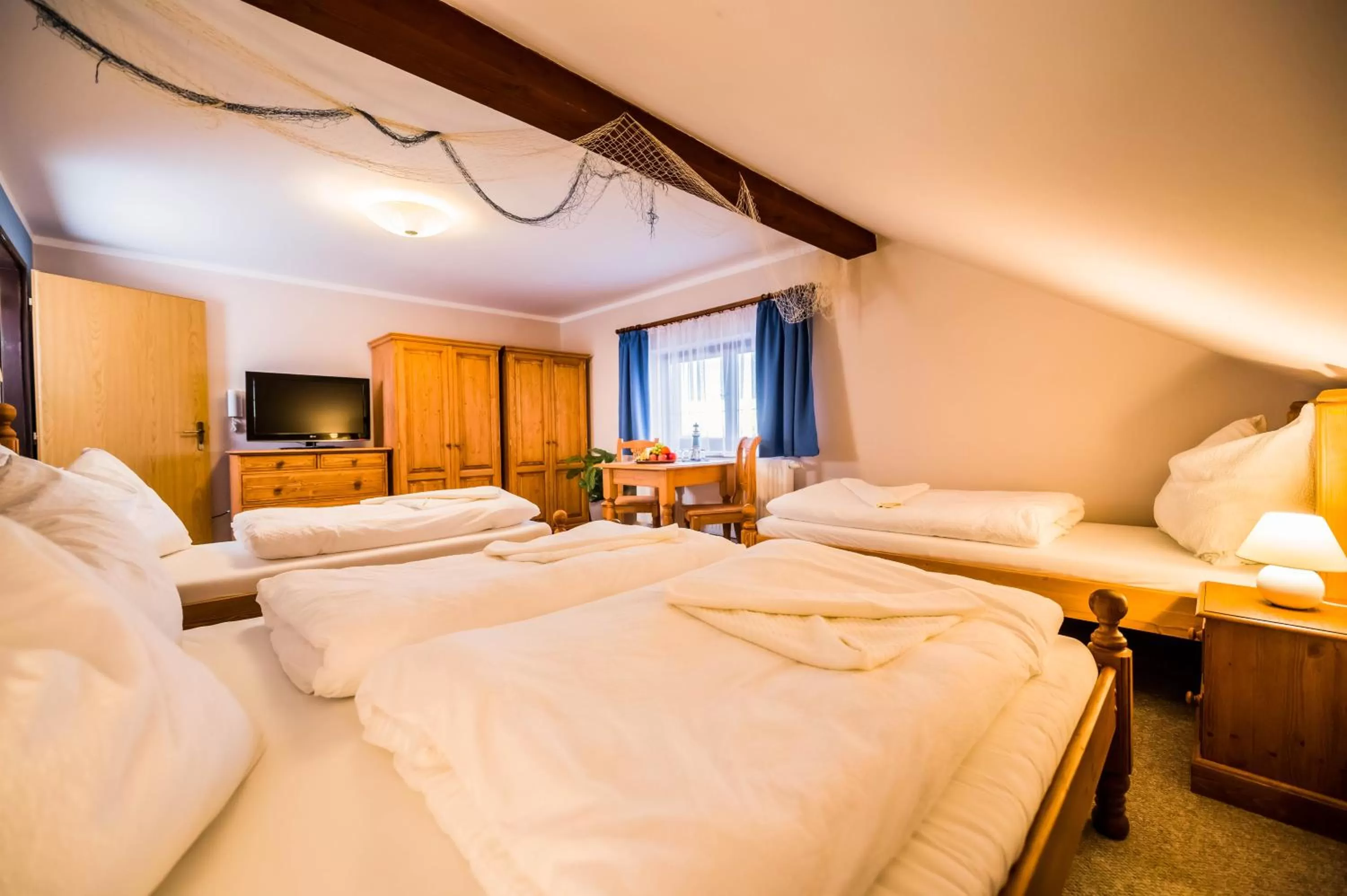 Photo of the whole room, Bed in La Port