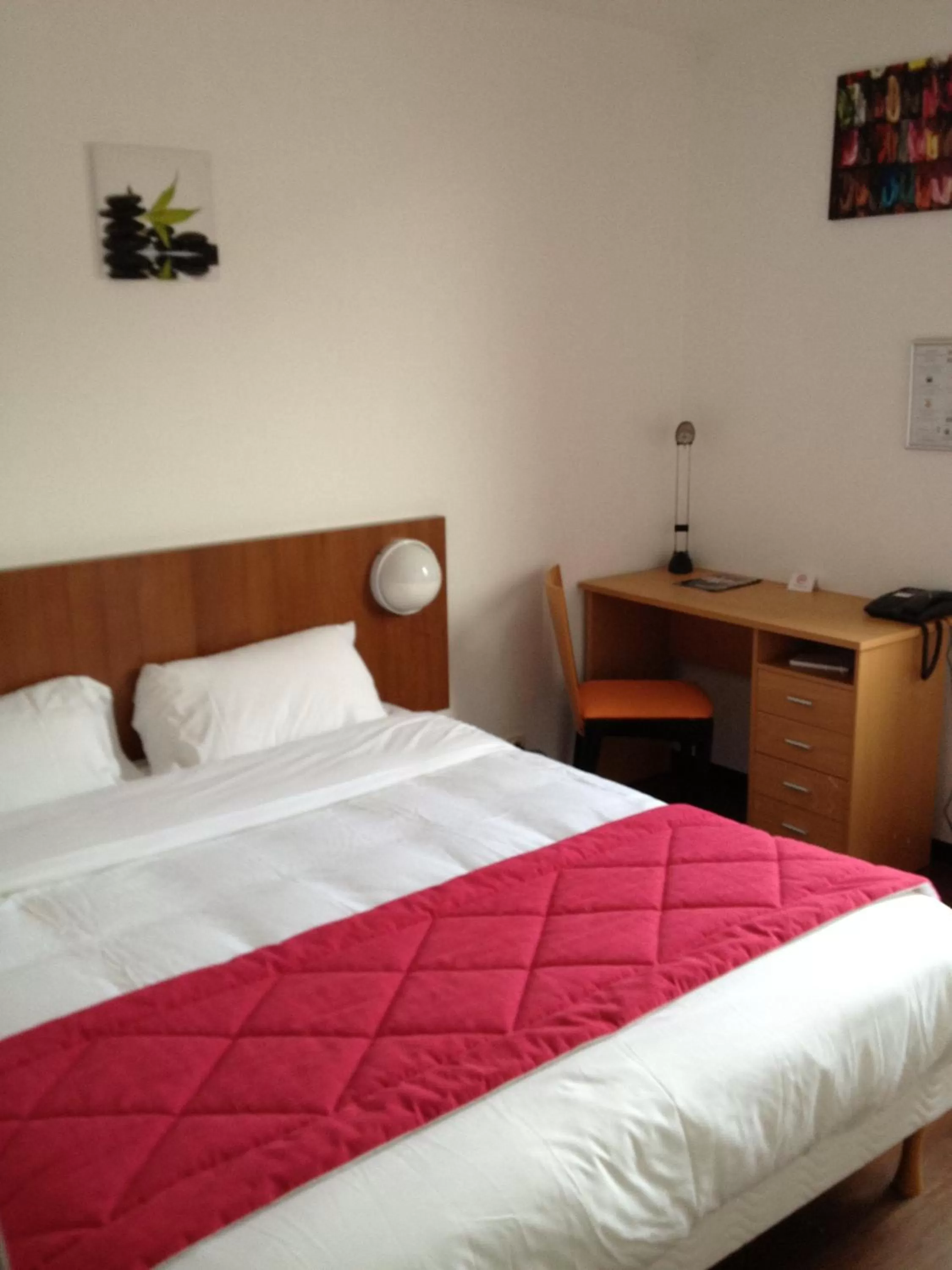 Photo of the whole room, Bed in Hôtel Le Saint Joseph