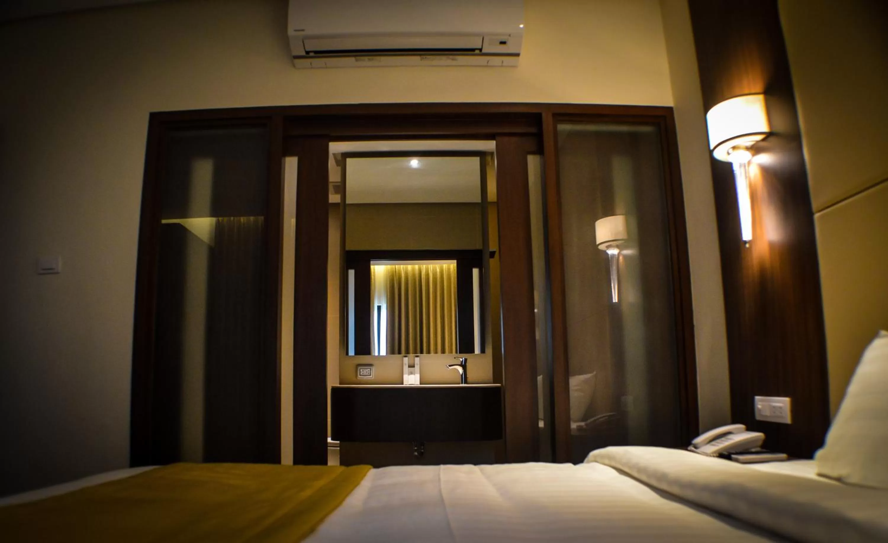 Bedroom, Bed in Hotel Monticello Tagaytay